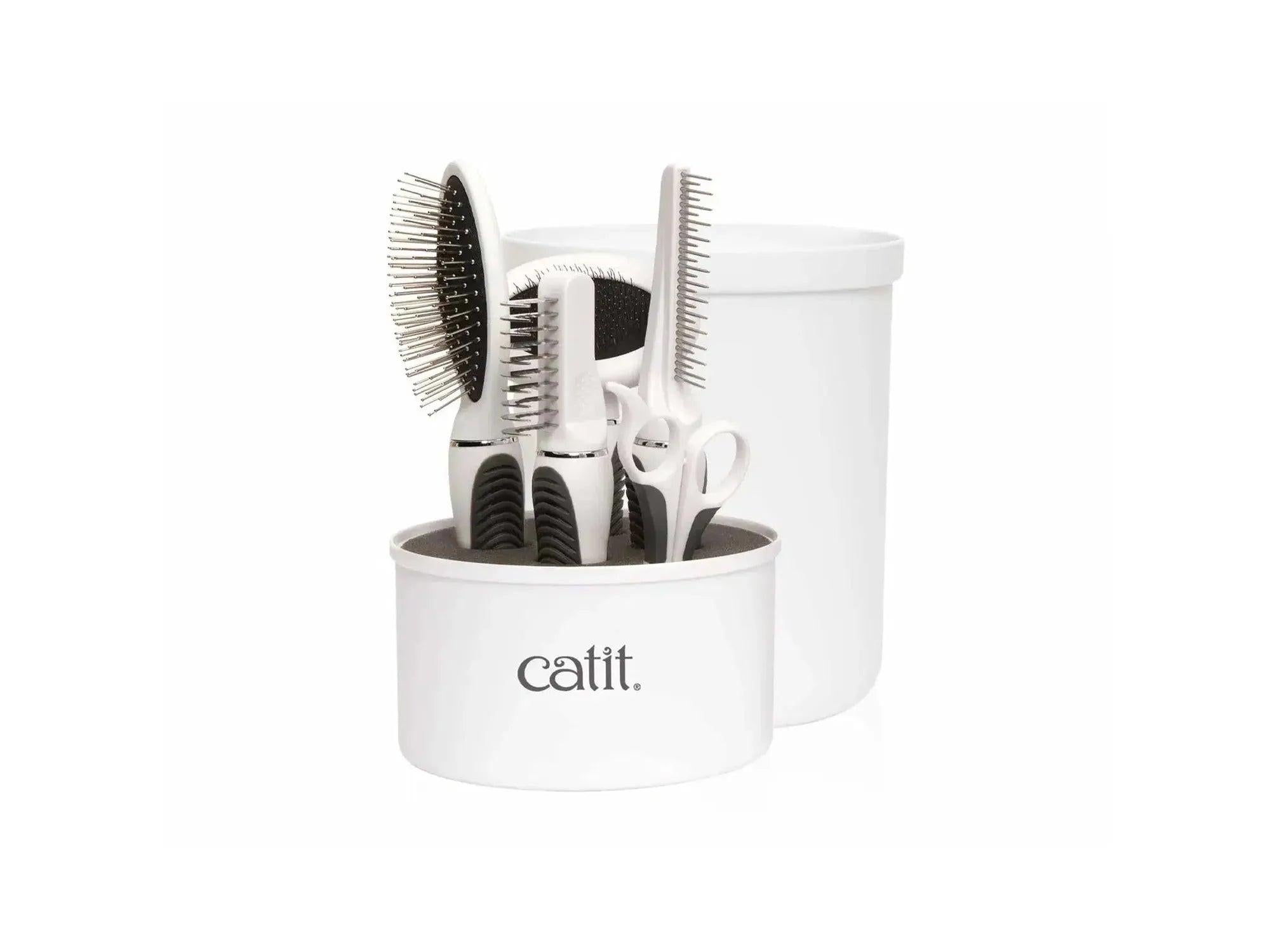 Catit Langhåret Grooming Kit: hvitt pelspleiesett med børster, kam, saks og kloklipper i en hvit beholder.