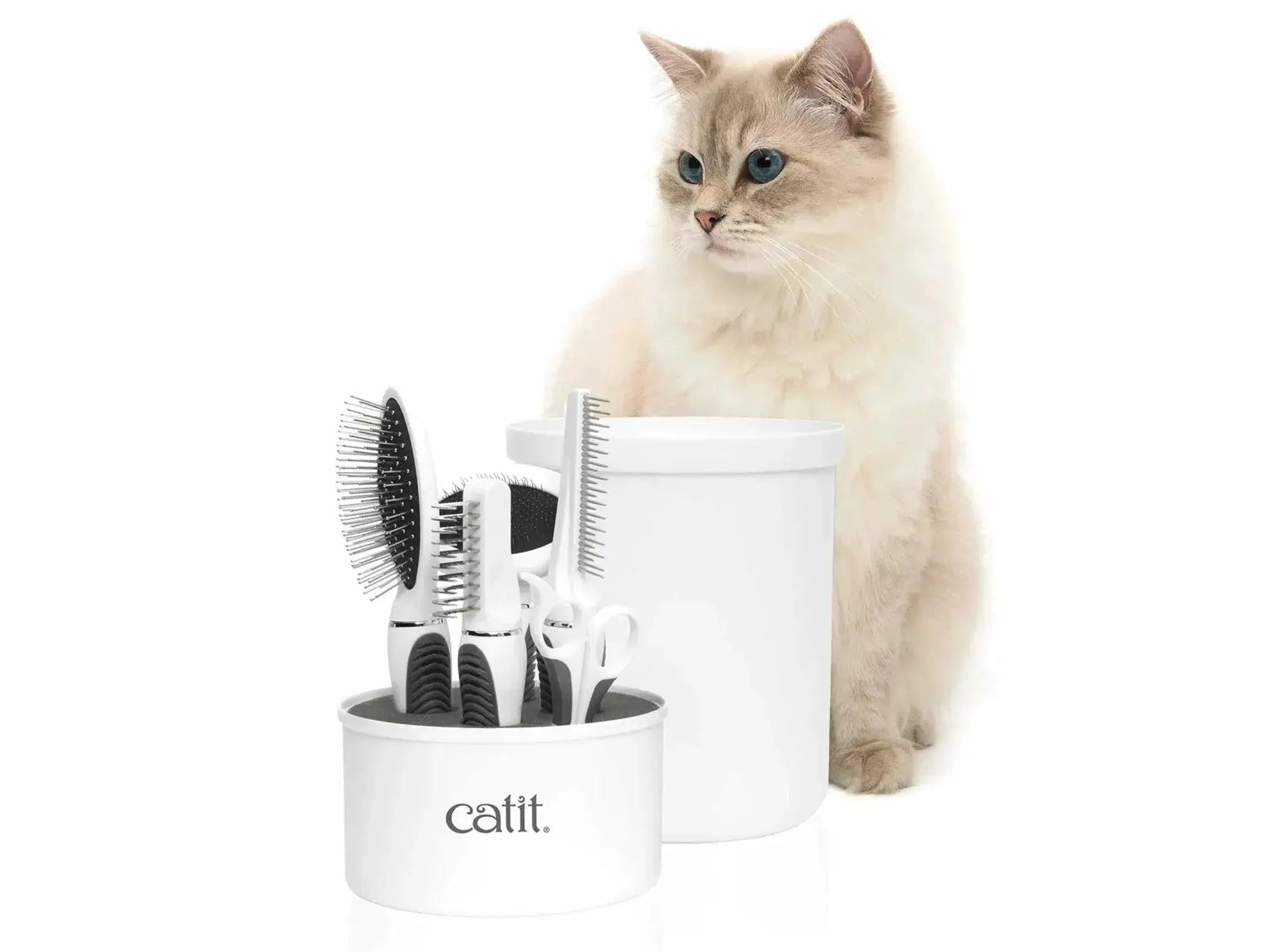 Catit Langhåret Grooming Kit: hvitt sett med børster, kam, klosaks i en beholder, med en langhåret katt.
