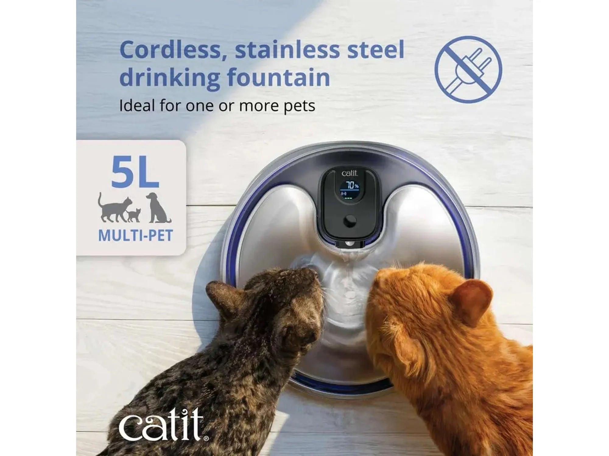 Trådløs Catit PIXI drikkefontene i rustfritt stål med 5L kapasitet og LCD-skjerm mens to katter drikker vann.