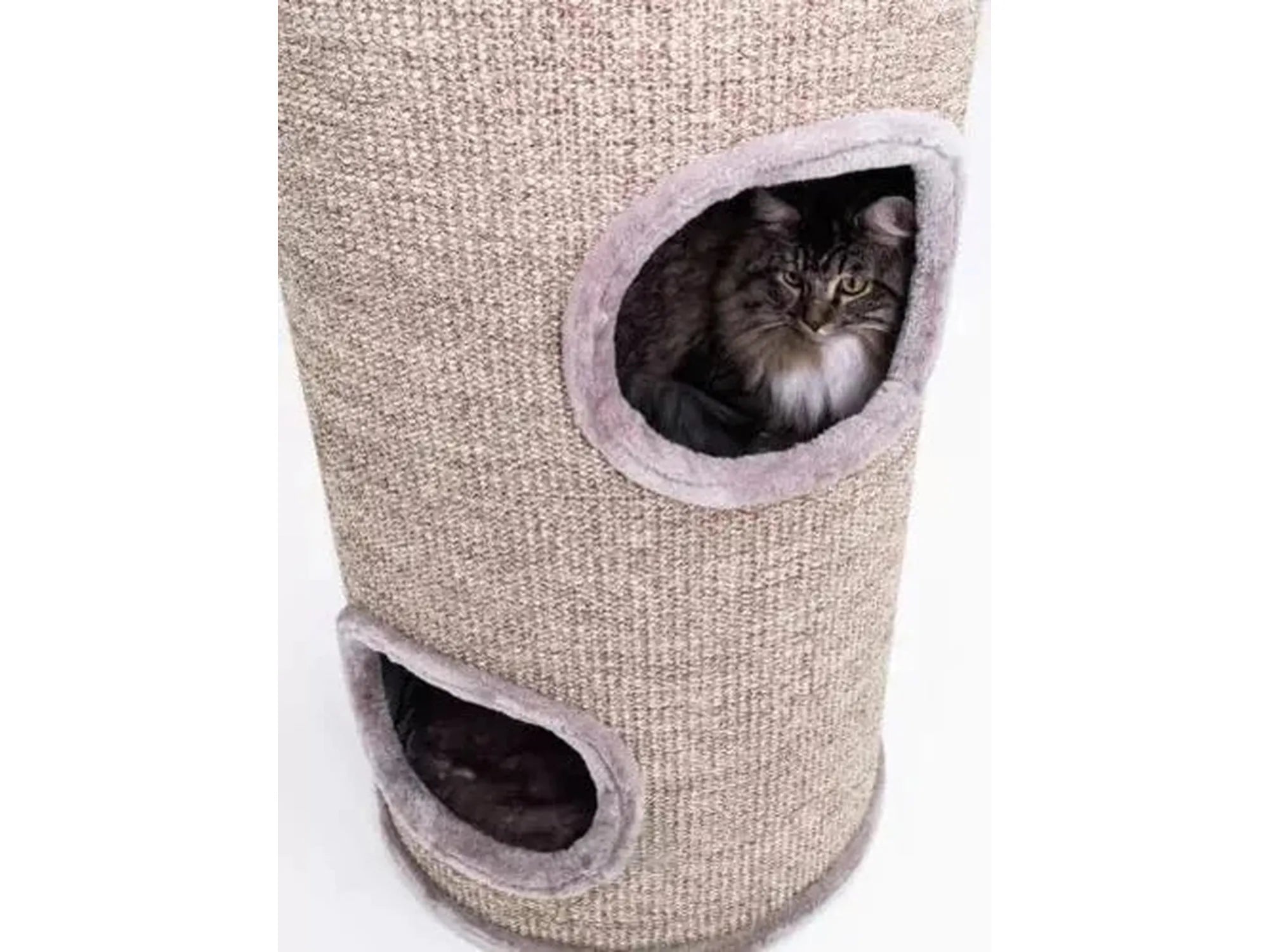 Høy, stabil kloretønne i sisal med to ovale innganger og en katt som titter ut.