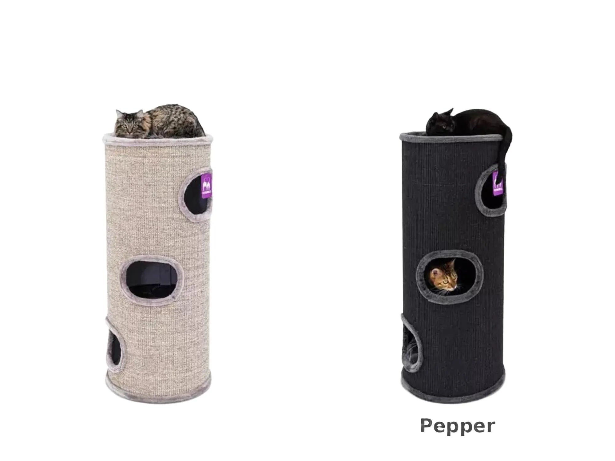 Høy, stabil kloretønne i pepperfarget sisal med tre innganger og en katt på toppen.