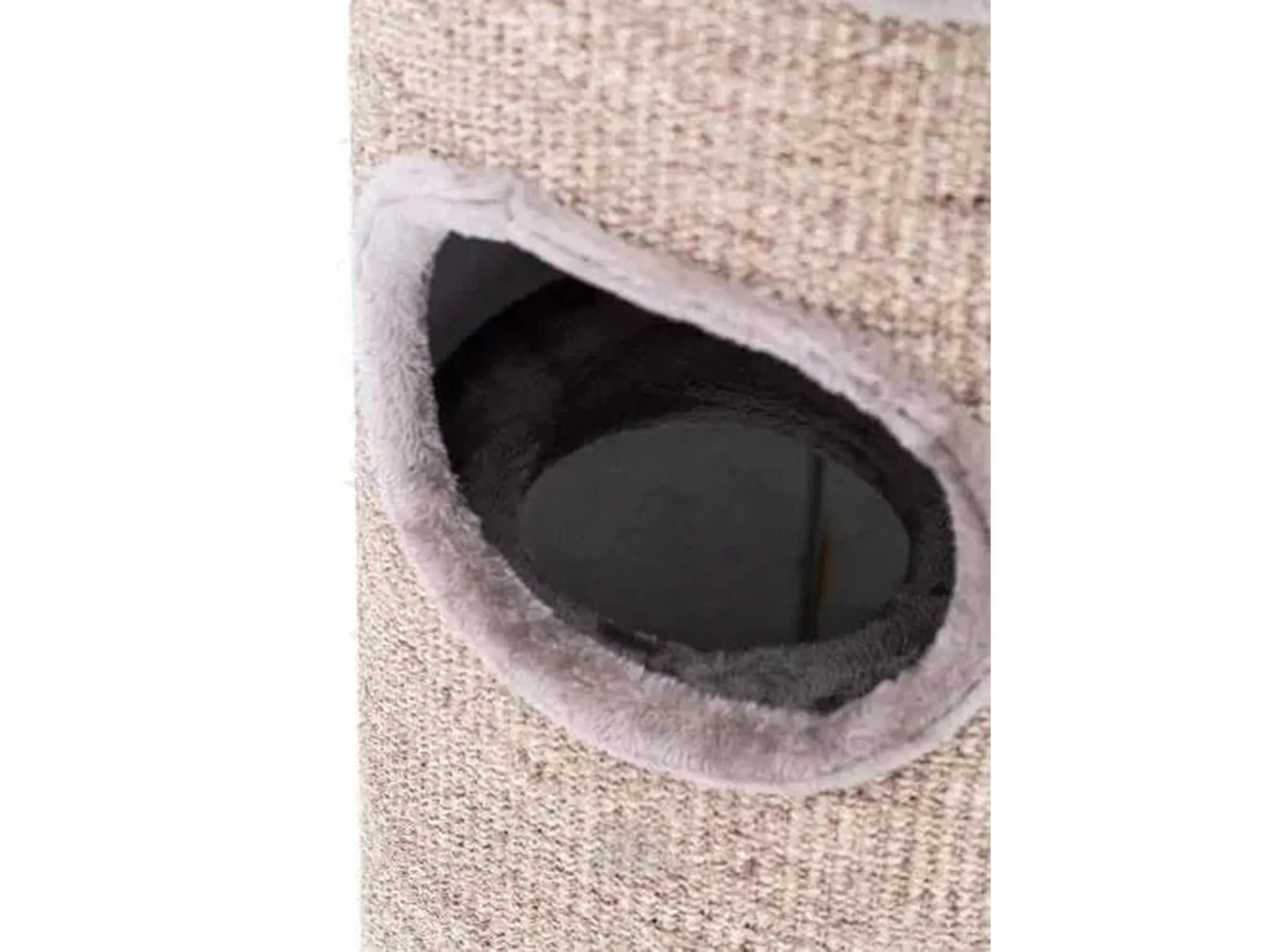 Beige sisal kloretønne med et mykt, grått plysjforet inngangshull.