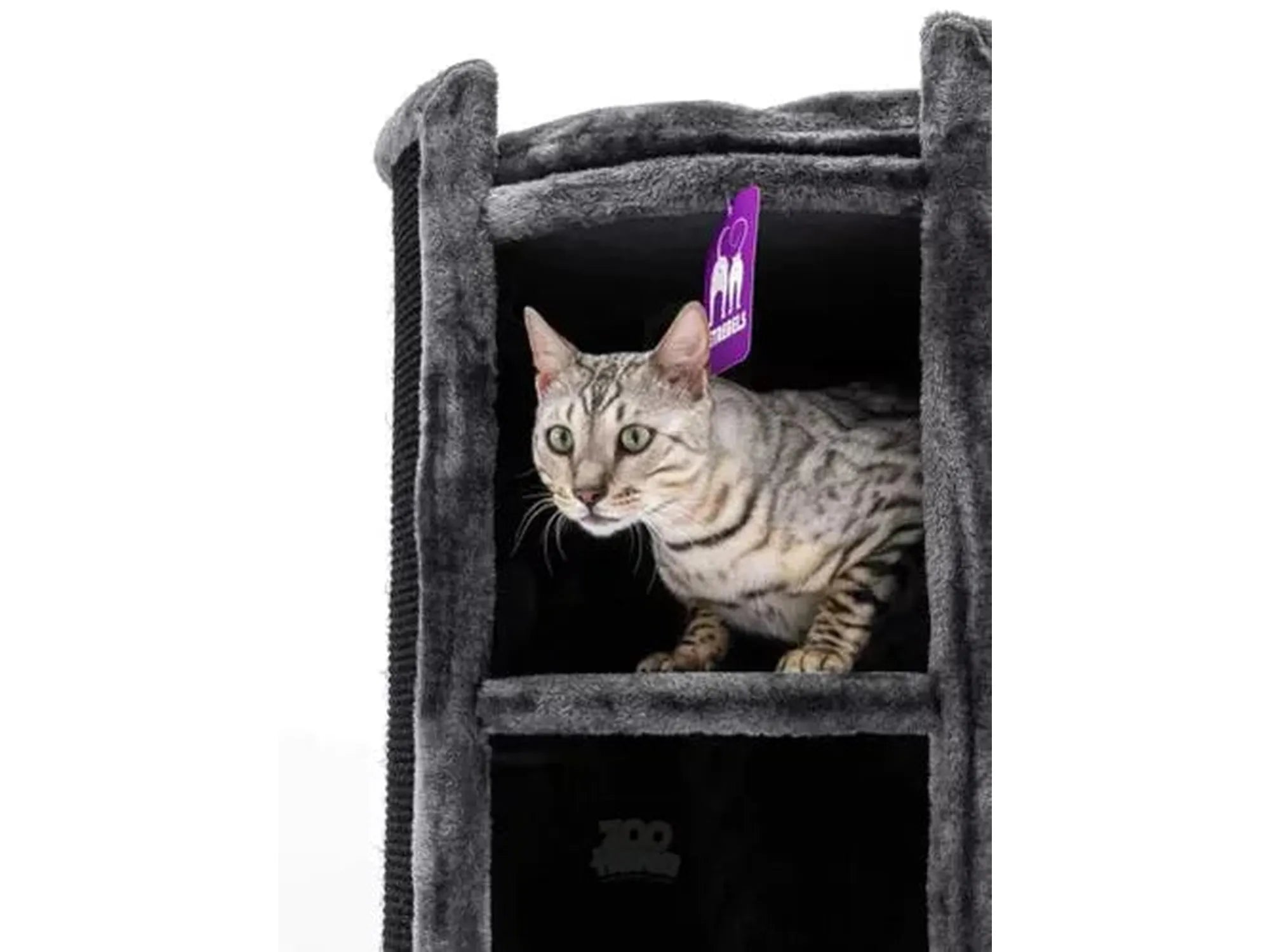 Grå sisal kloretønne med en bengal katt i en av de romslige soveplassene.