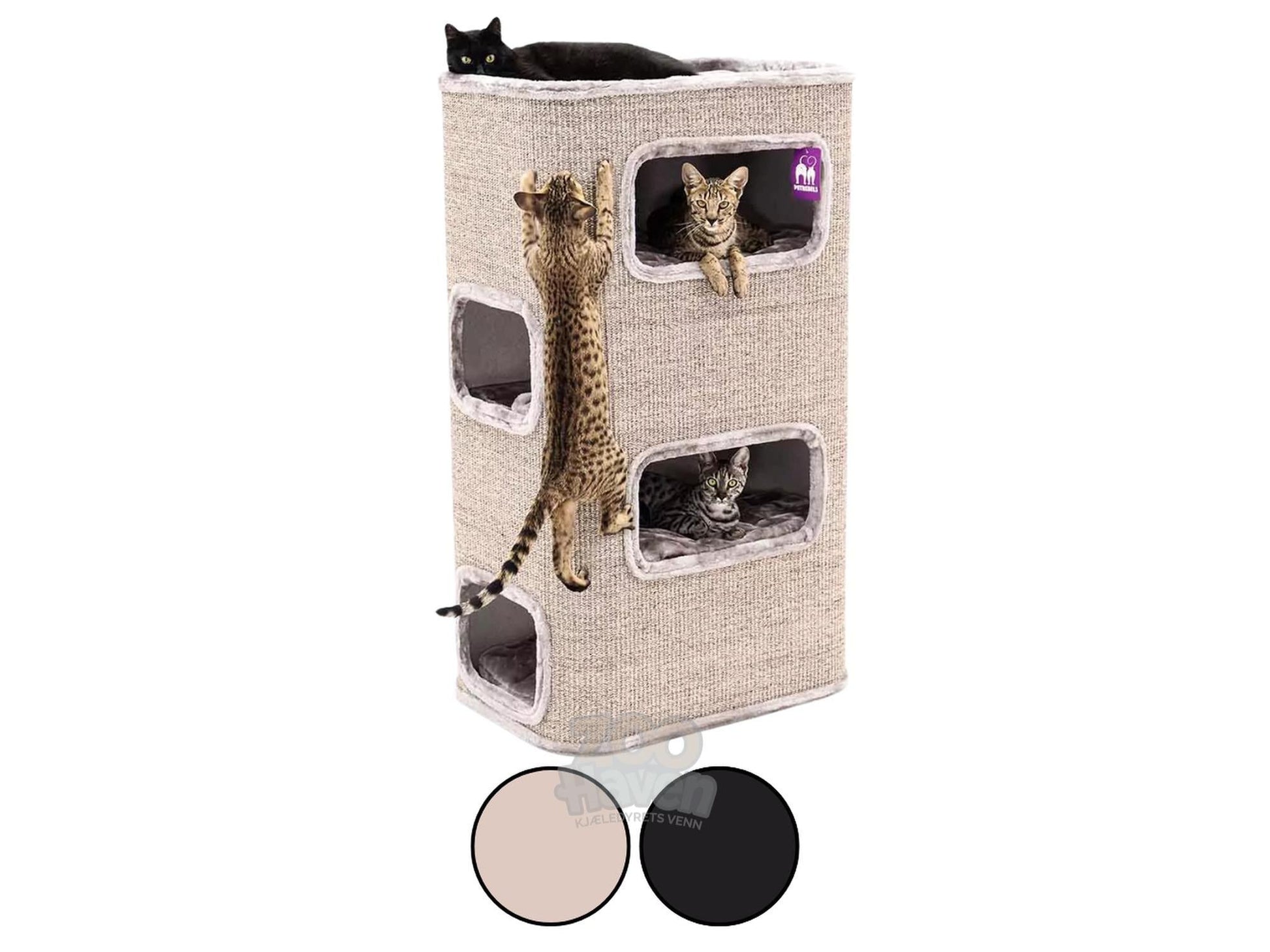 Beige sisal kloretønne med fire soveplasser, en svart og to brunstripete katter.