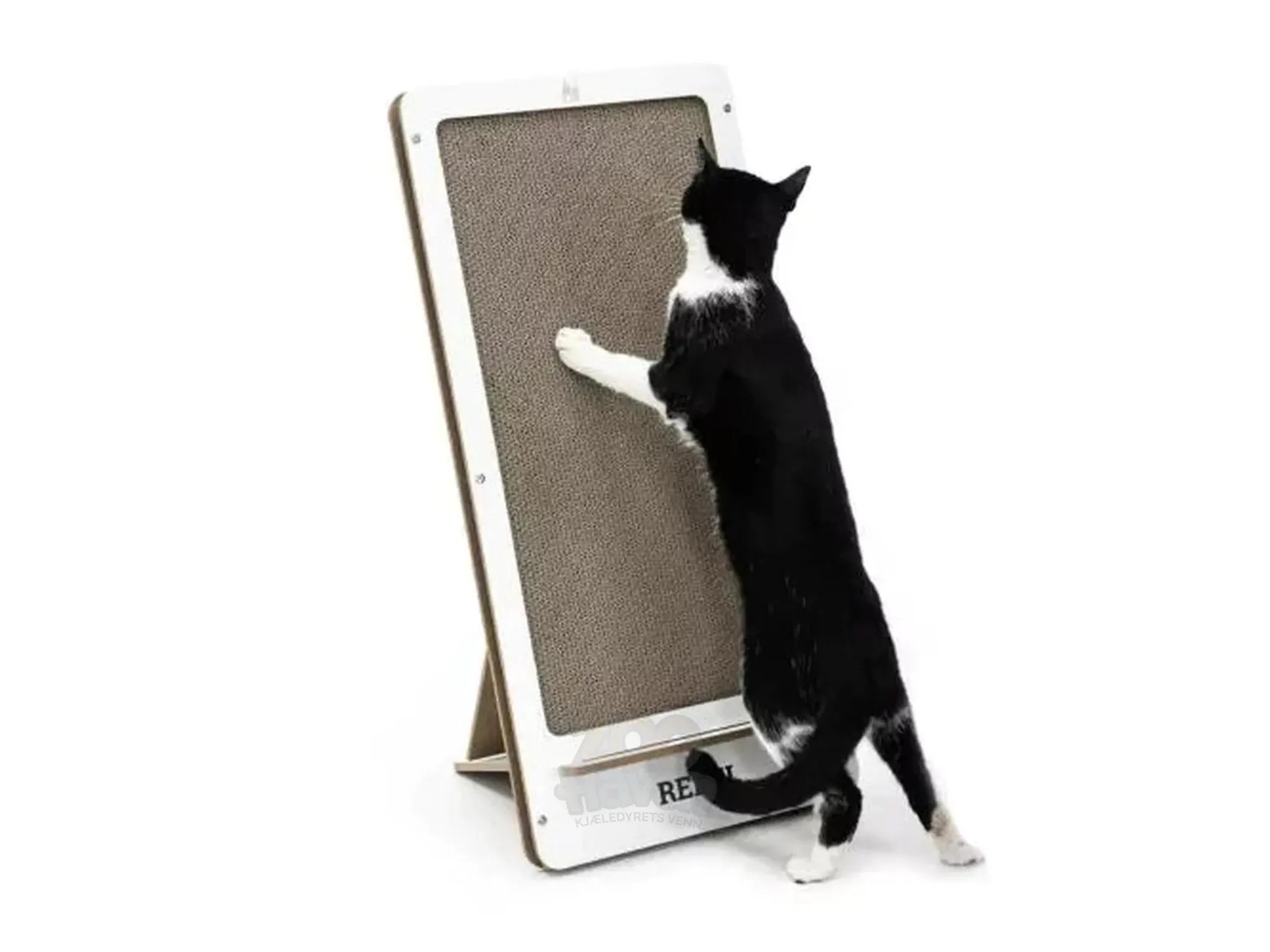 Svart og hvit katt klorer på en høy, hvit og brun Coco 80 klorestolpe i papp med trefot.