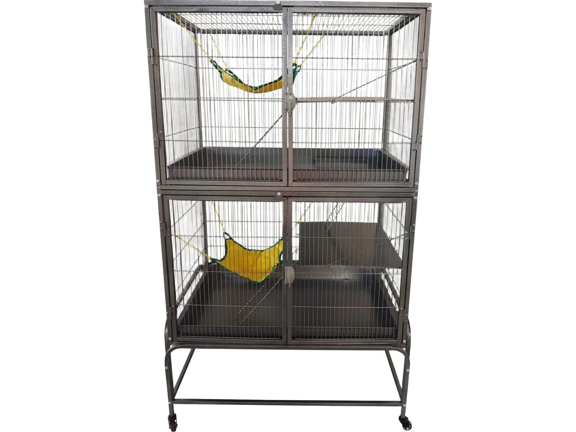 Stort, mørkegrått Companion gnagerbur i metall med to etasjer, hyller og gule hengekøyer.