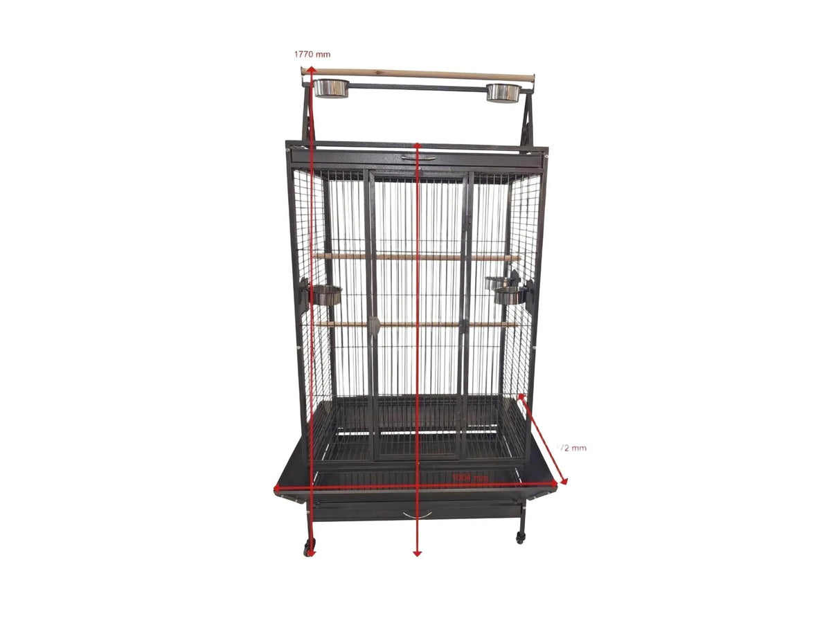 Svart Companion Play Pen papegøyebur i metall med lekeområde på toppen, sittepinner og matkopper.