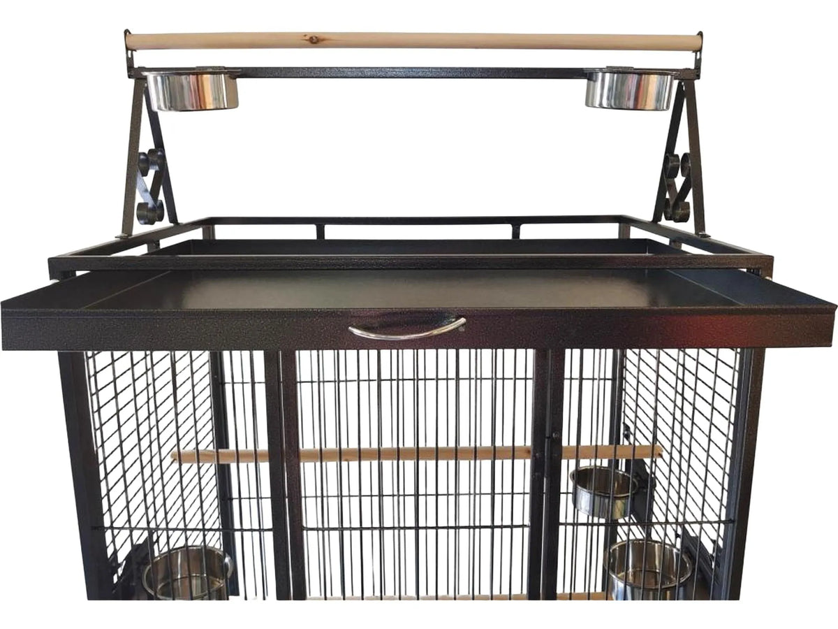 Svart Companion Play Pen papegøyebur med lekeområde, sittepinne og stålkopper.
