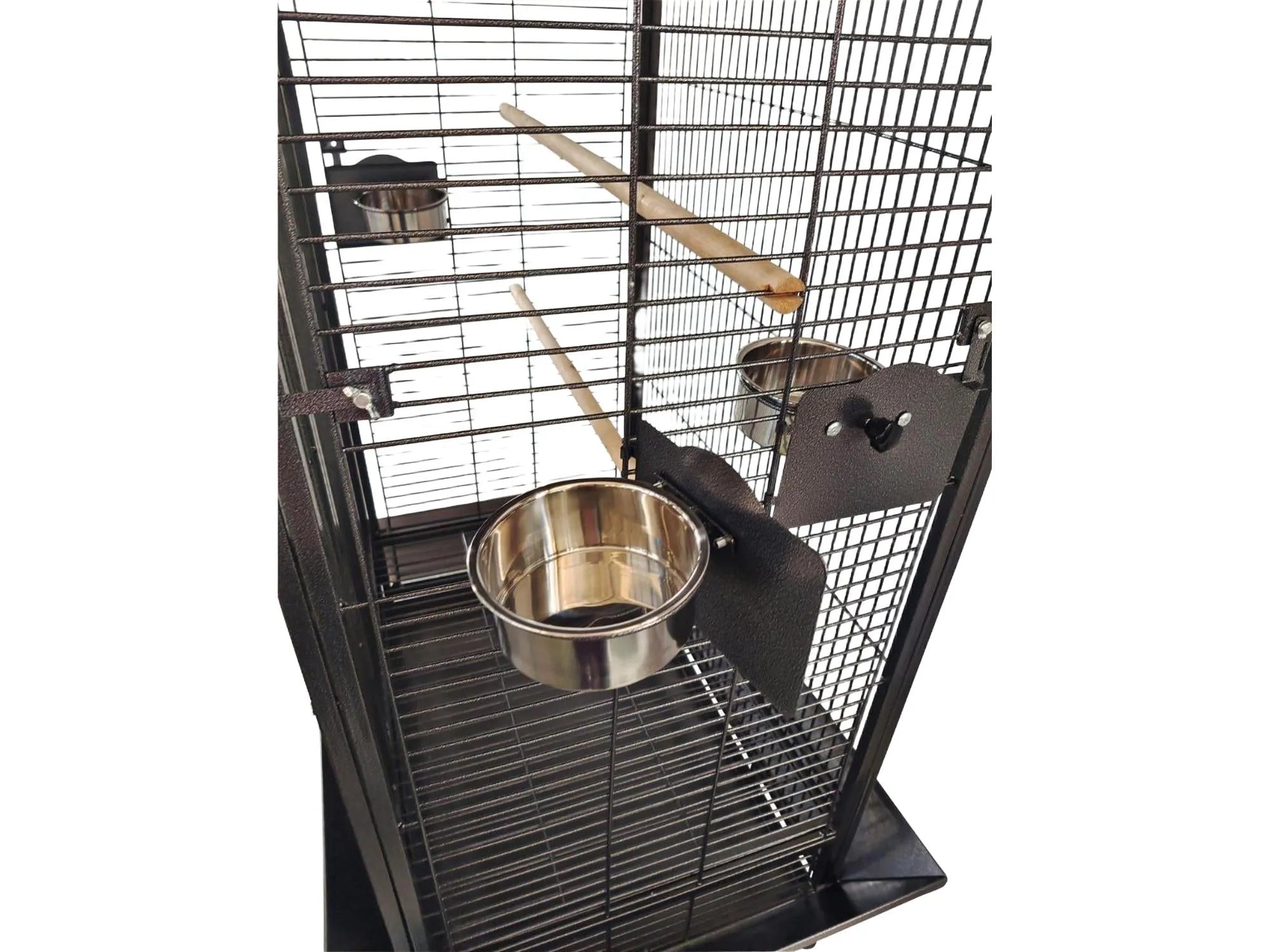 Companion Play Pen papegøyebur i mørkt metall med sittepinner og stålkopper.