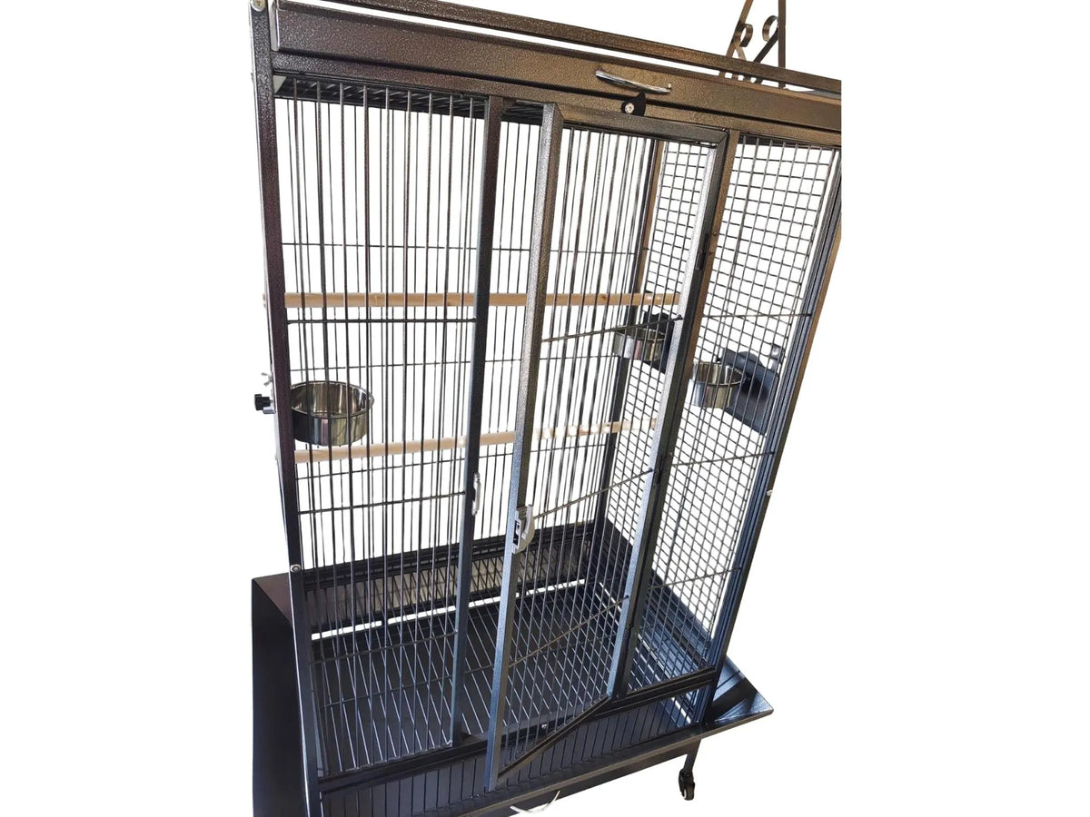 Svart Companion Play Pen papegøyebur i metall med åpen dør, sittepinner og matkopper.