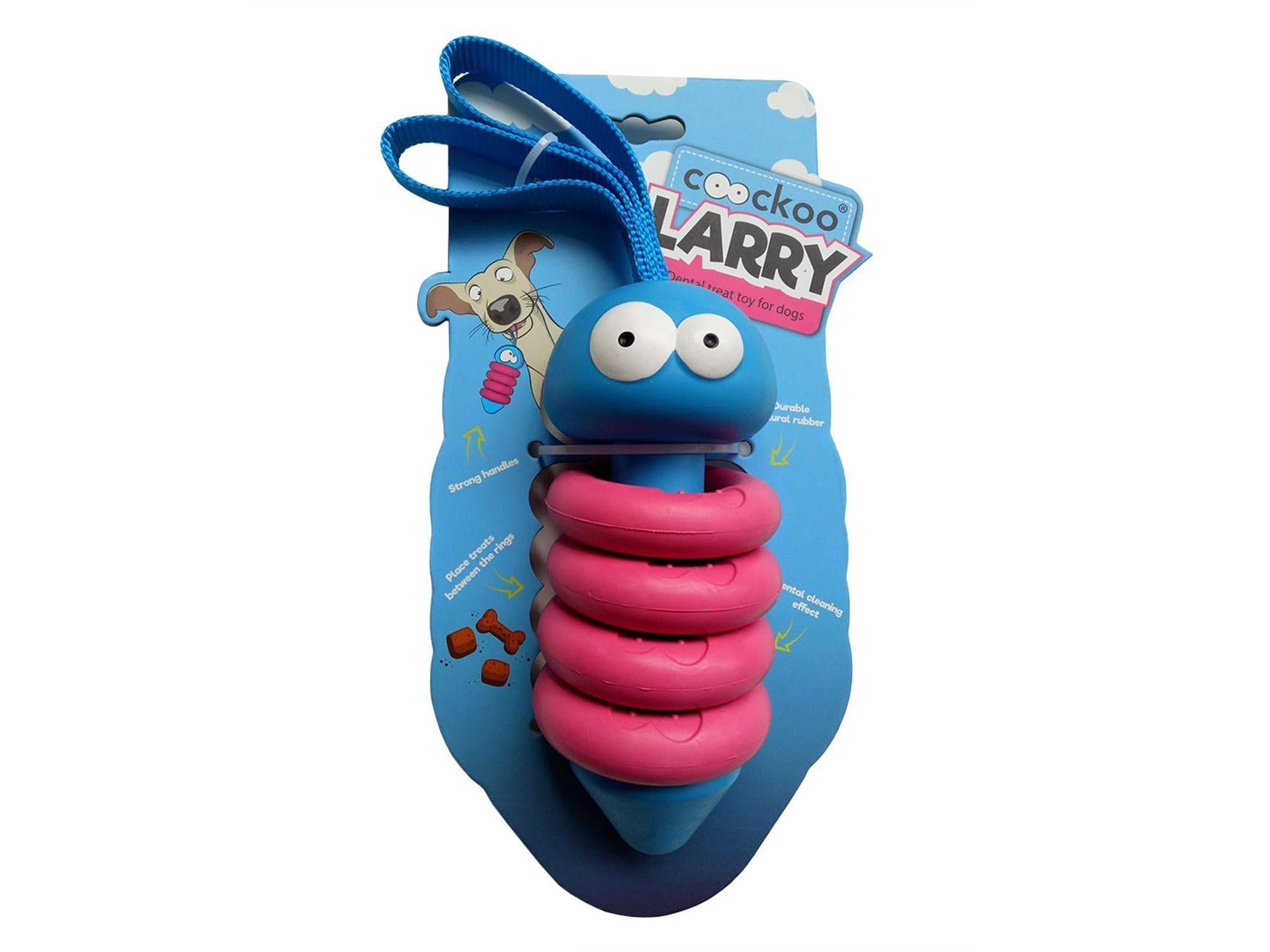 Coockoo Larry blå og rosa larve hundeleke i naturgummi med snackringer og nylonstropper.