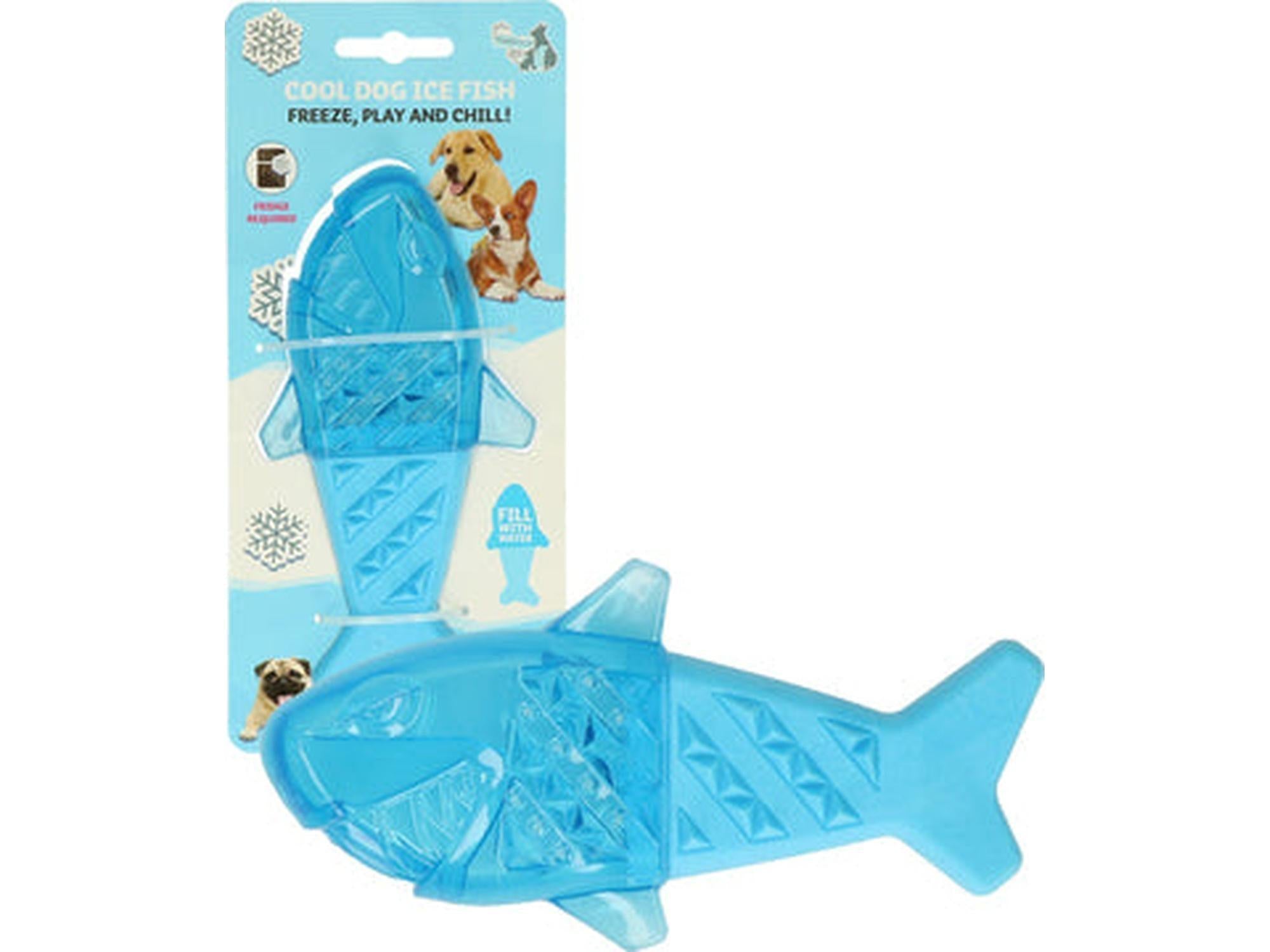 Blå, frysbar CoolPets Cooling Ice Fish kjøleleke for hund, med emballasje i bakgrunnen.