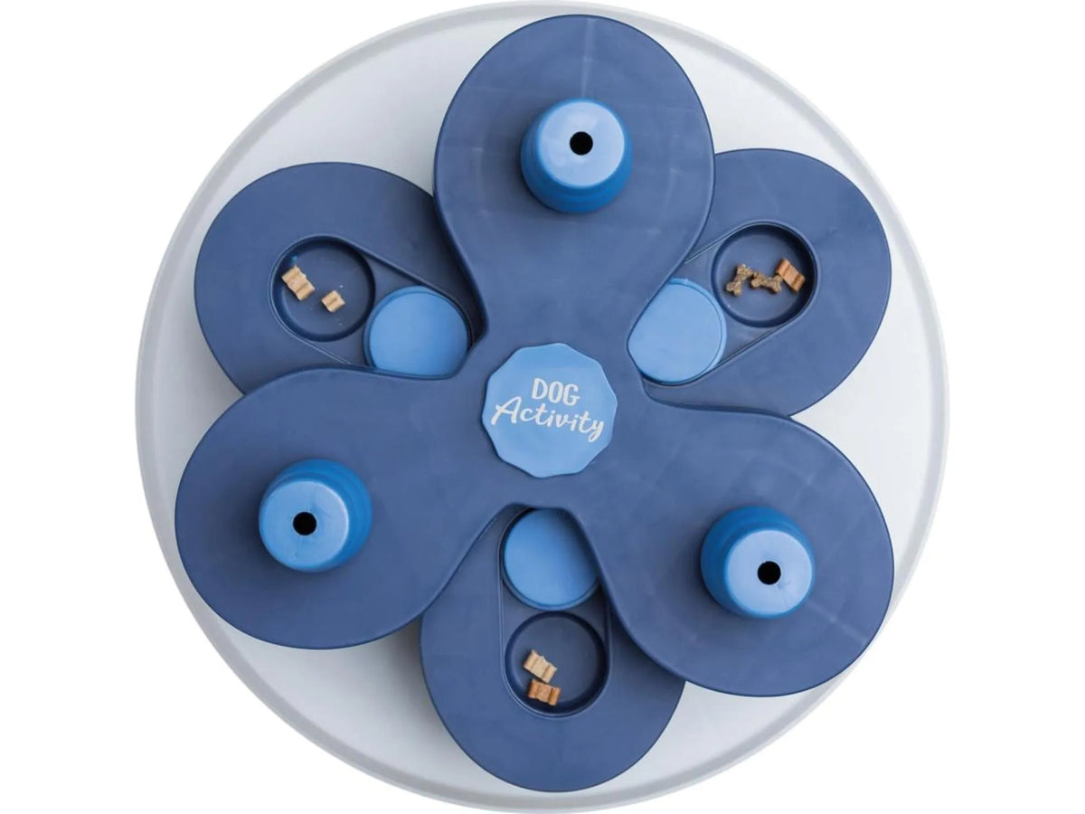 Blå Trixie Dog Activity Flower Tower intelligensspill i plast med 6 kegler og skyvelokk, Ø30x13cm.