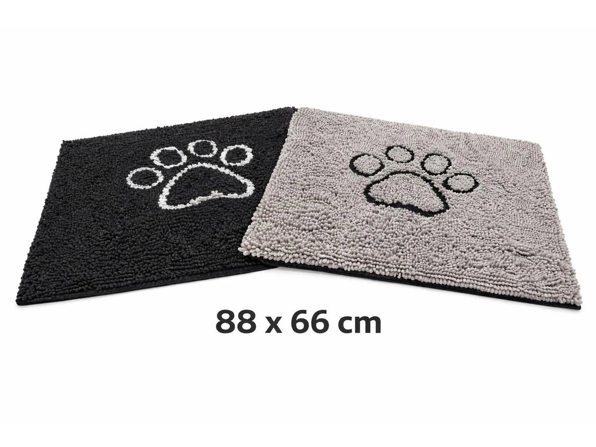 To absorberende hundematter, en svart med hvit poteprint og en grå med svart poteprint, 88x66cm.