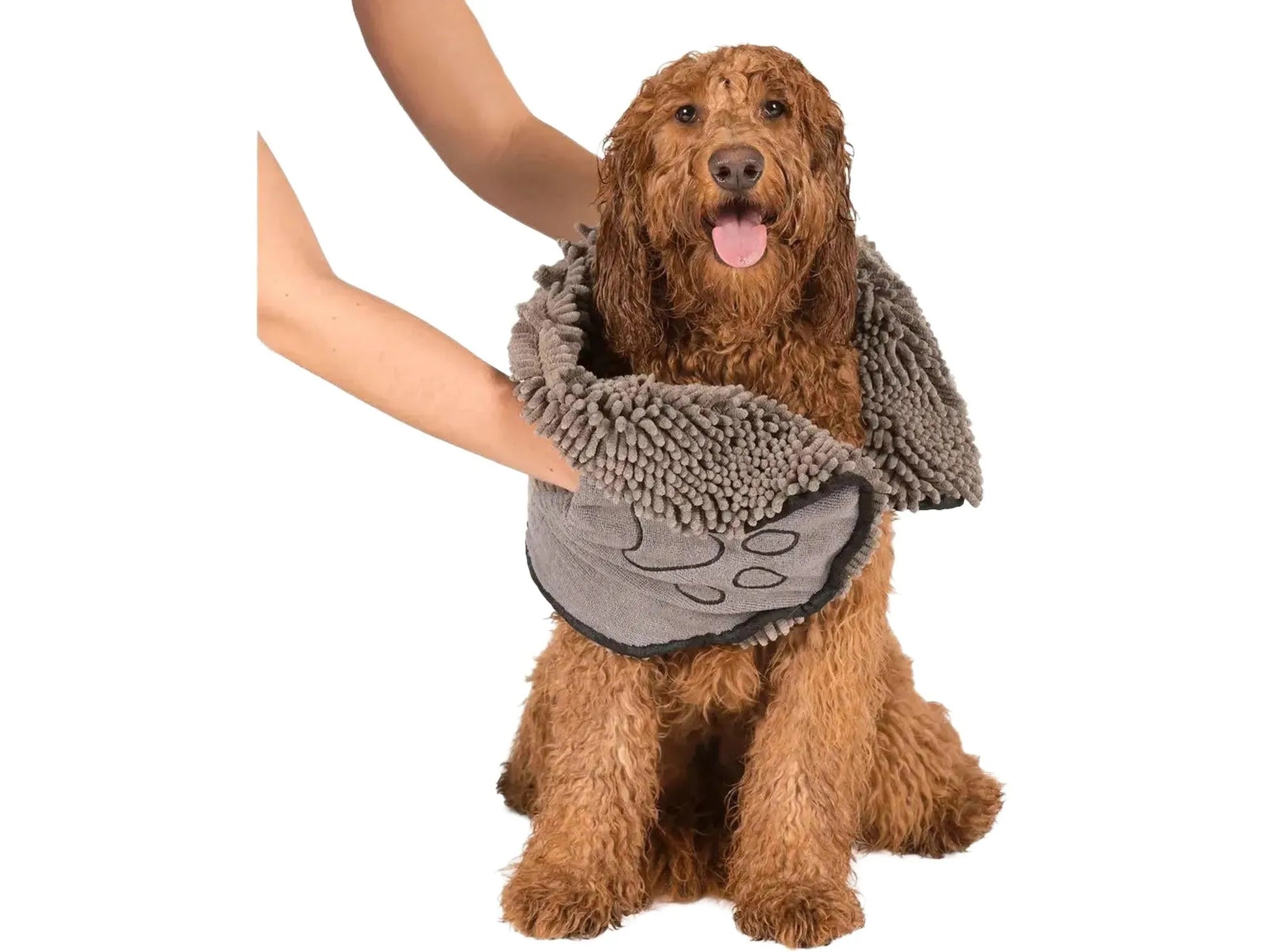Brun hund tørkes med et grått Dirty Dog Shammy mikrofiberhåndkle med potetrykk.