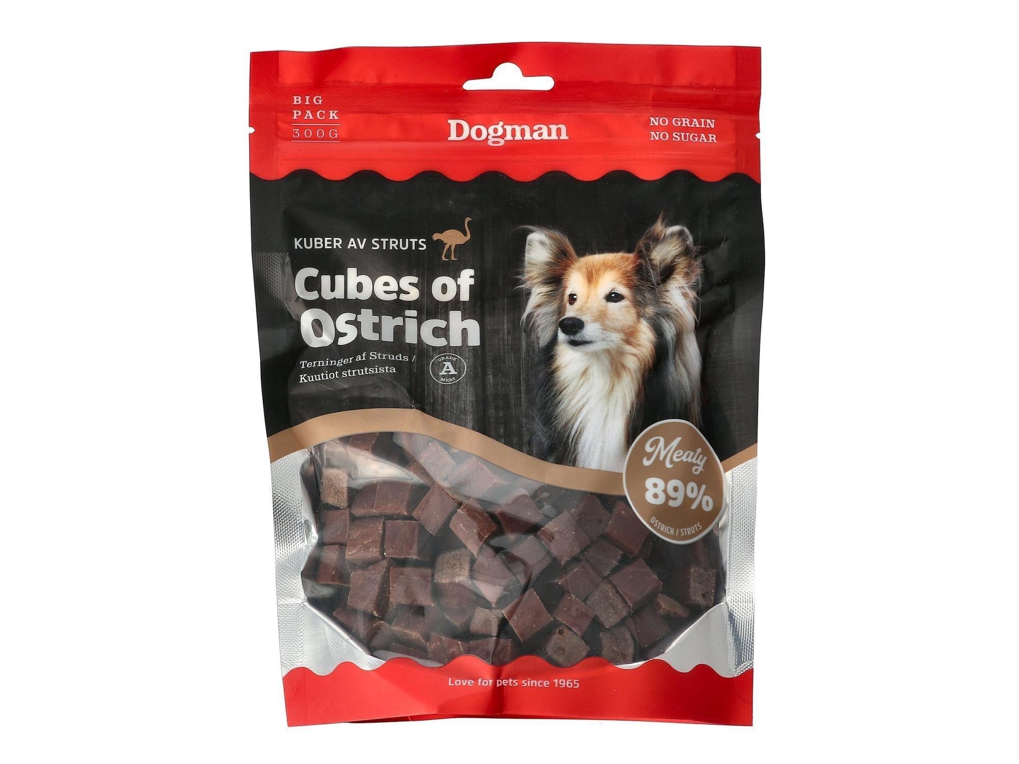 Dogman Kuber av Struts hundegodbiter i rød og svart pose med en hund og strutsekjøttbiter.