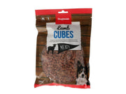 Dogman Lamb Cubes 300g pose med terningformede, mørkebrune godbiter og en hund.