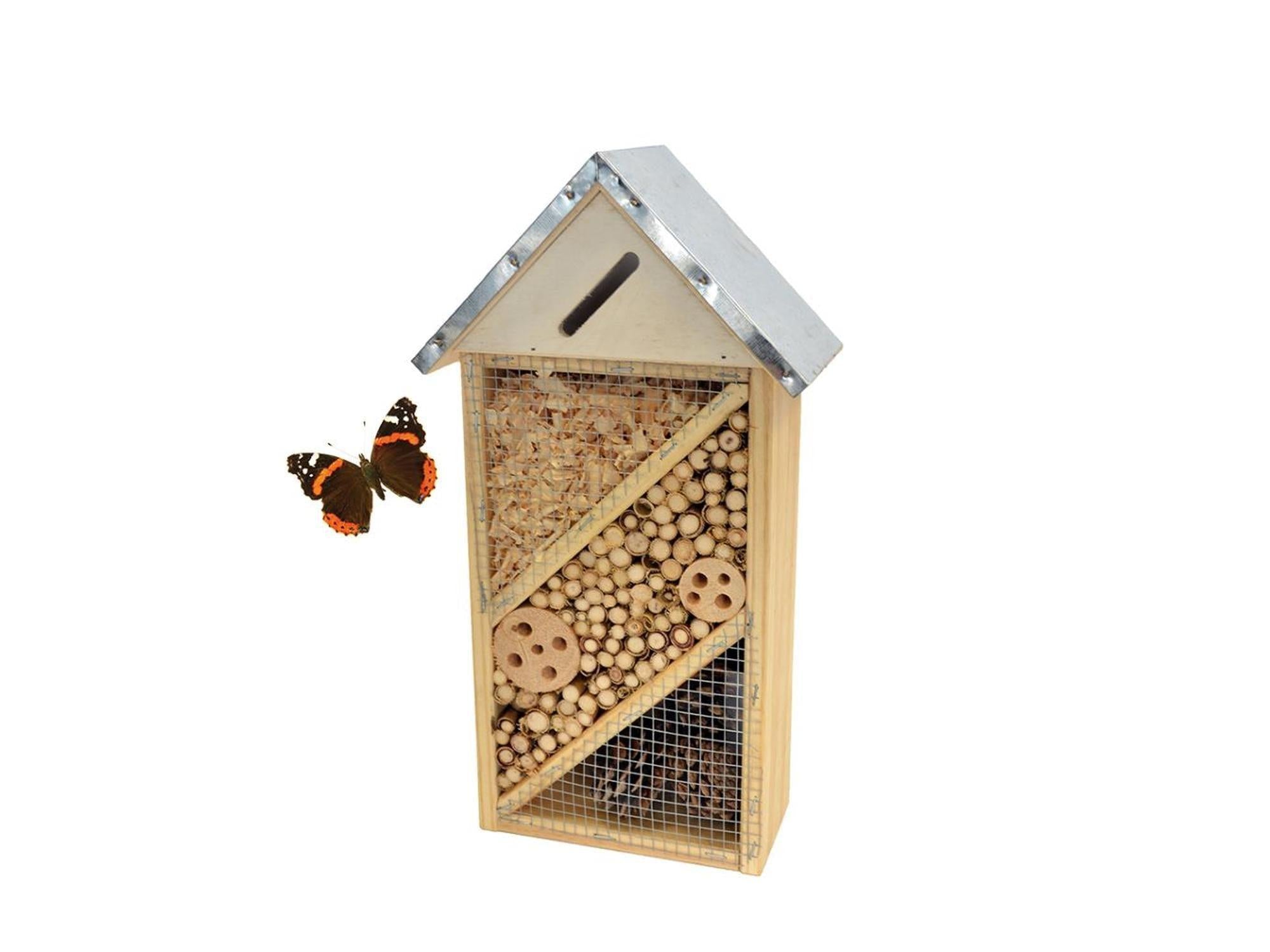 Duvoplus Insect House Alvin, et tre insekthotell med metalltak og ulike rom, en sommerfugl flyr ved siden av.