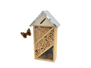 Duvoplus Insect House Alvin, et tre insekthotell med metalltak og ulike rom, en sommerfugl flyr ved siden av.