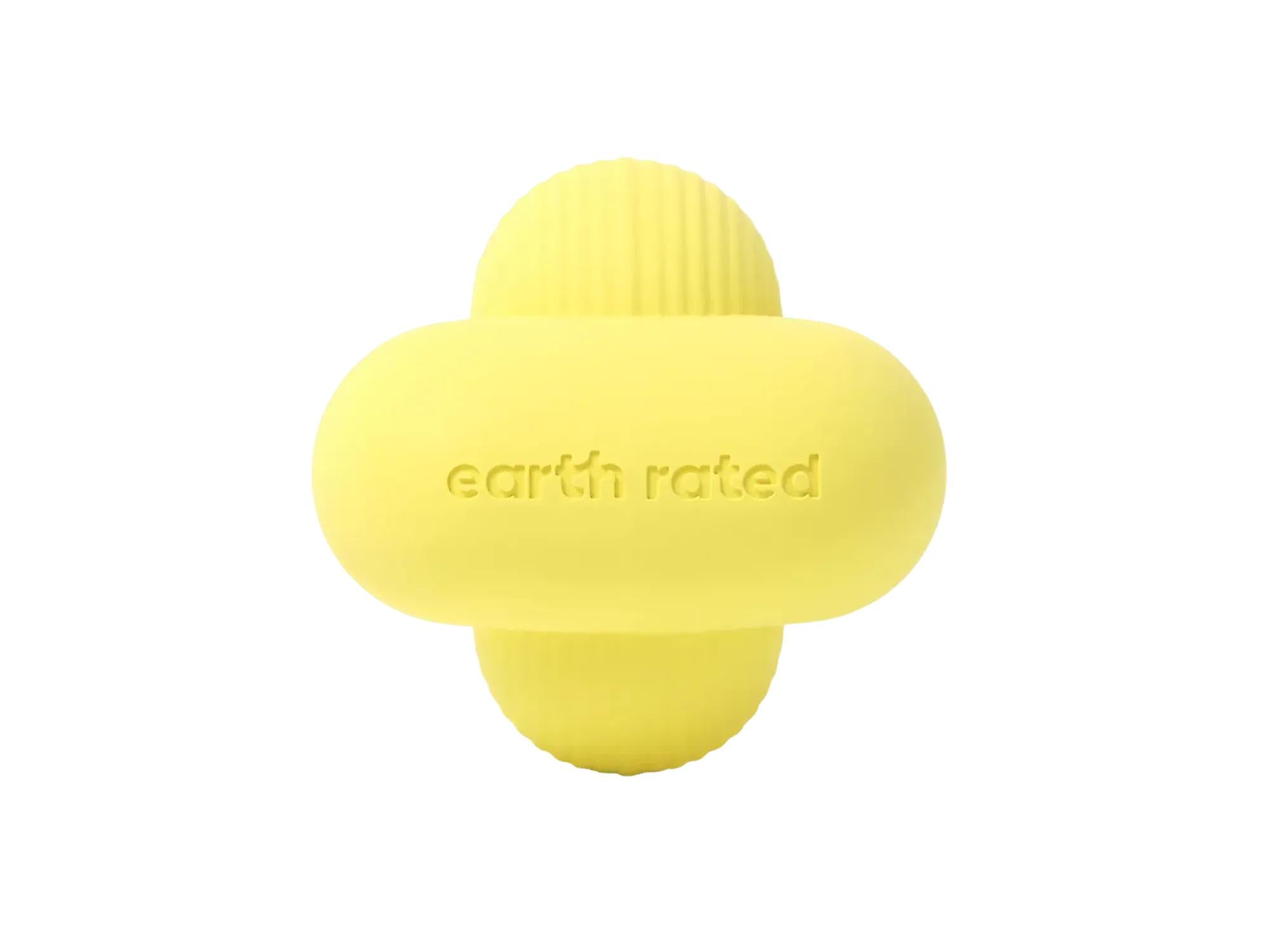 Gul Earth Rated Fetch Toy i naturgummi, med uregelmessig form og "earth rated" preget på siden.