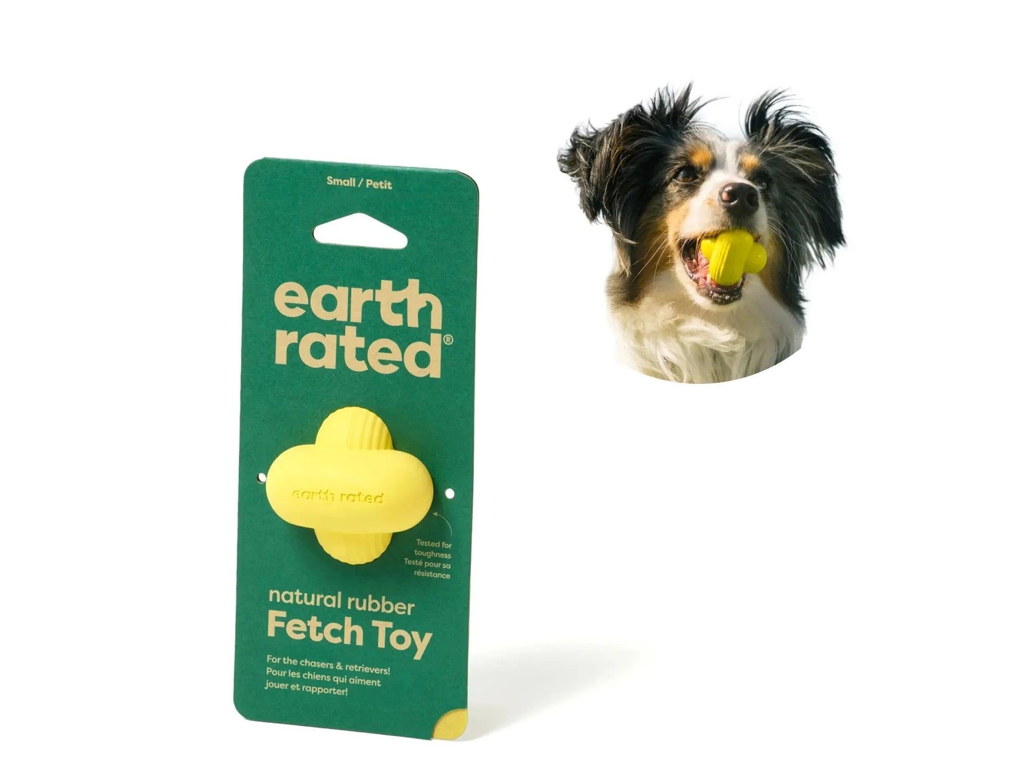 Gul Earth Rated Fetch Toy i naturgummi på grønn emballasje, med en hund som bærer leken.