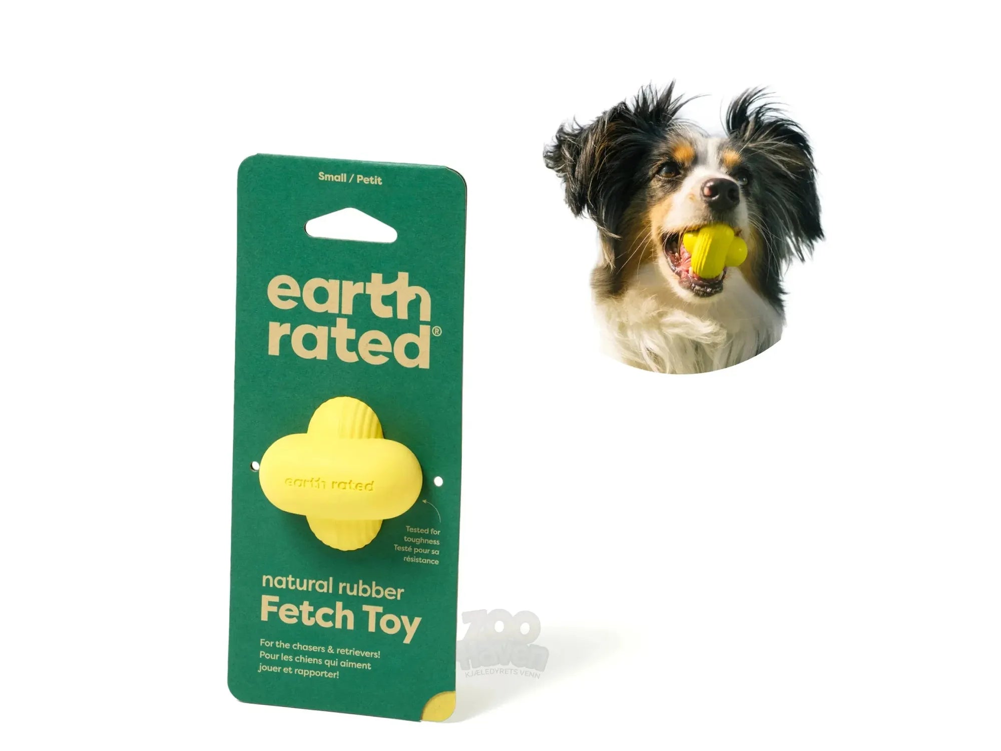 Gul Earth Rated Fetch Toy i naturgummi på grønn emballasje, med en hund som bærer leken.
