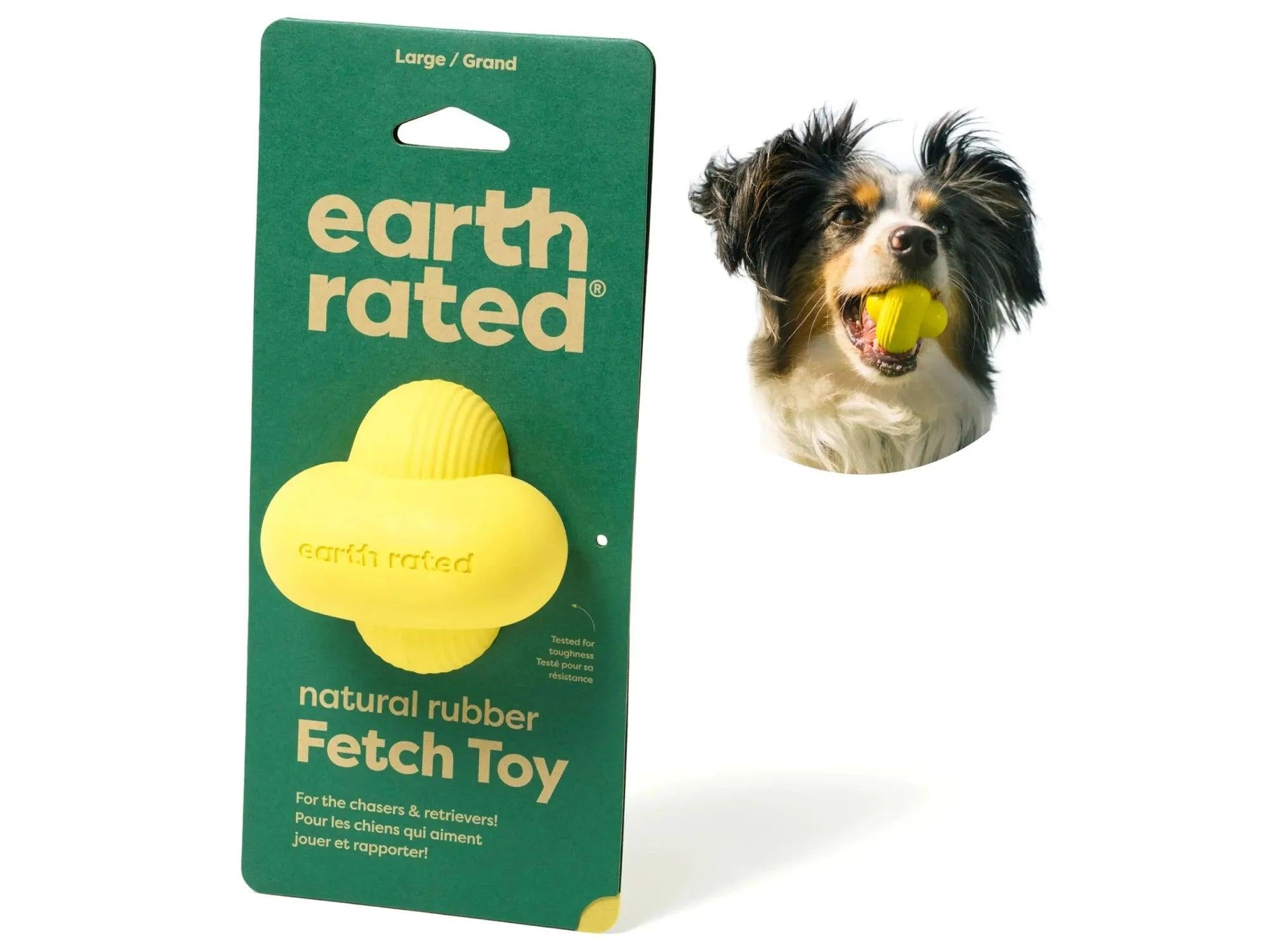 Gul Earth Rated apportleke i naturgummi på grønn emballasje, med en hund som holder en lignende leke.