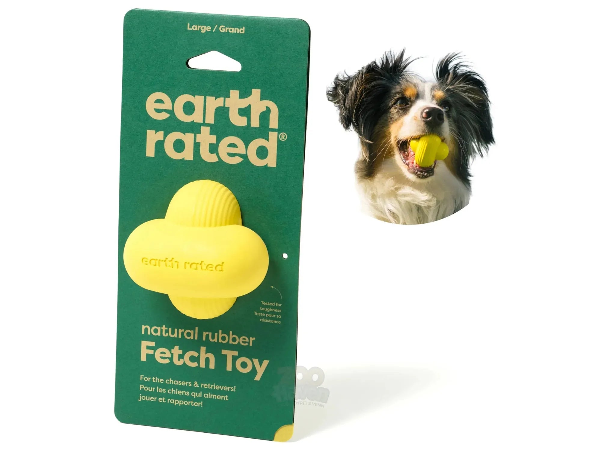 Gul Earth Rated apportleke i naturgummi på grønn emballasje, med en hund som holder en lignende leke.
