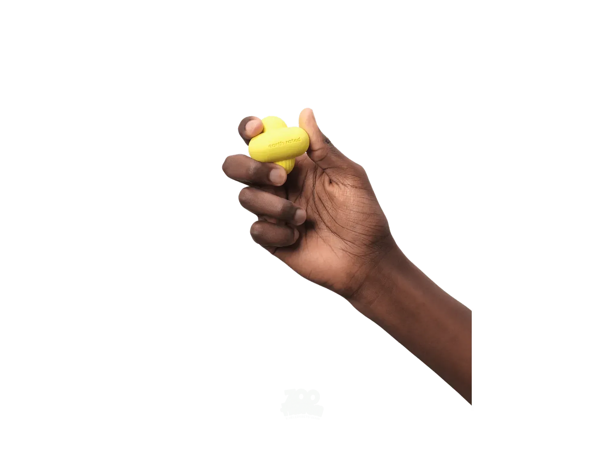 En hånd holder en gul Earth Rated Fetch Toy i naturgummi, med uregelmessig form og logo.