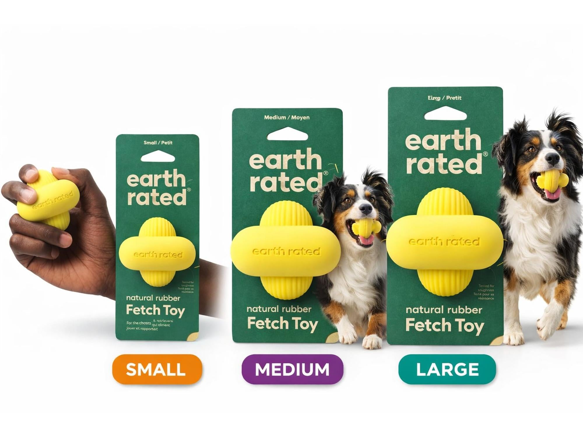 Tre gule Earth Rated Fetch leker i naturgummi, i størrelsene small, medium og large, med hunder som leker.