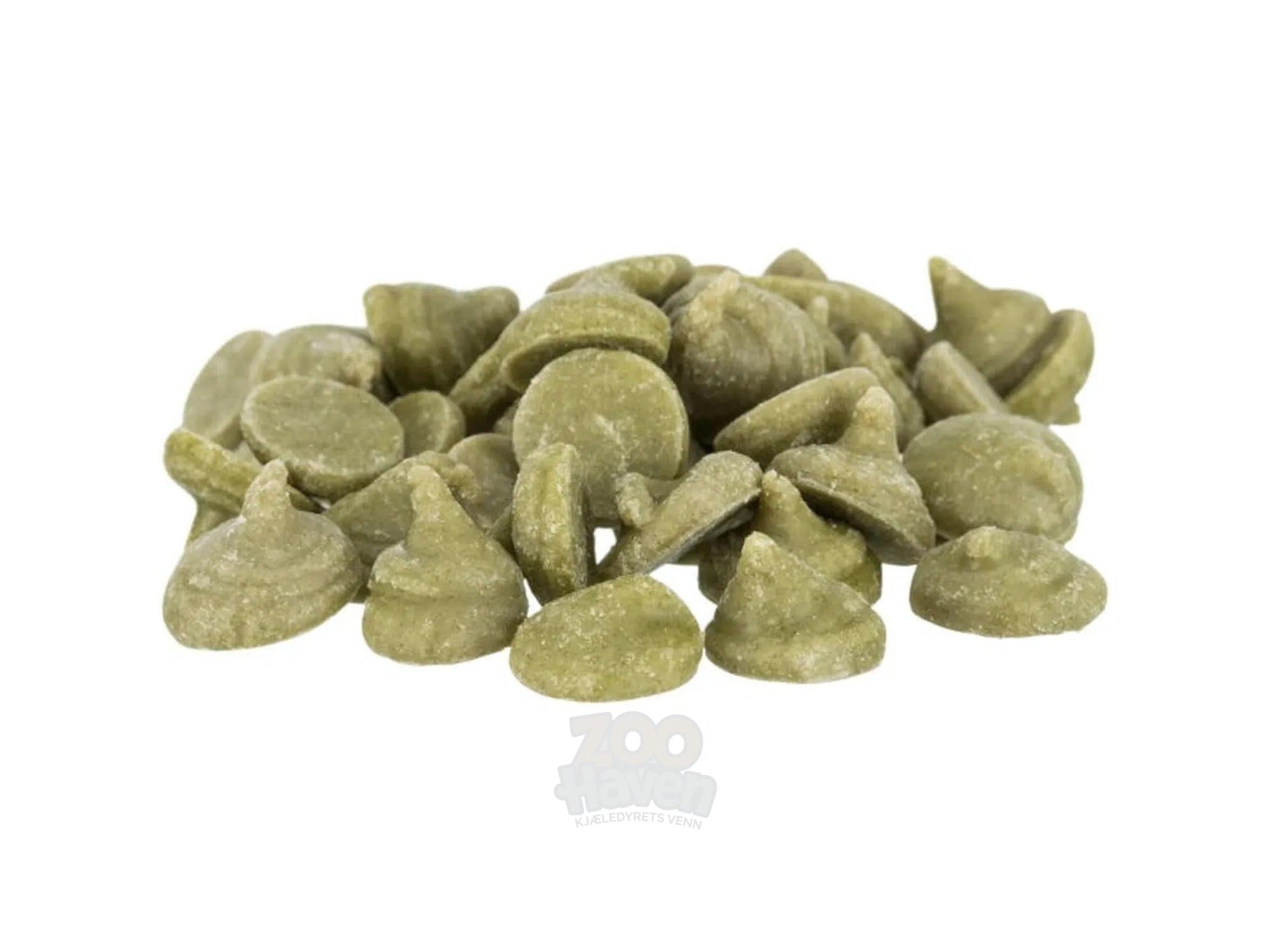 Haug med grønne, ertedrops-formede gnagersnacks med vitaminer og mineraler.