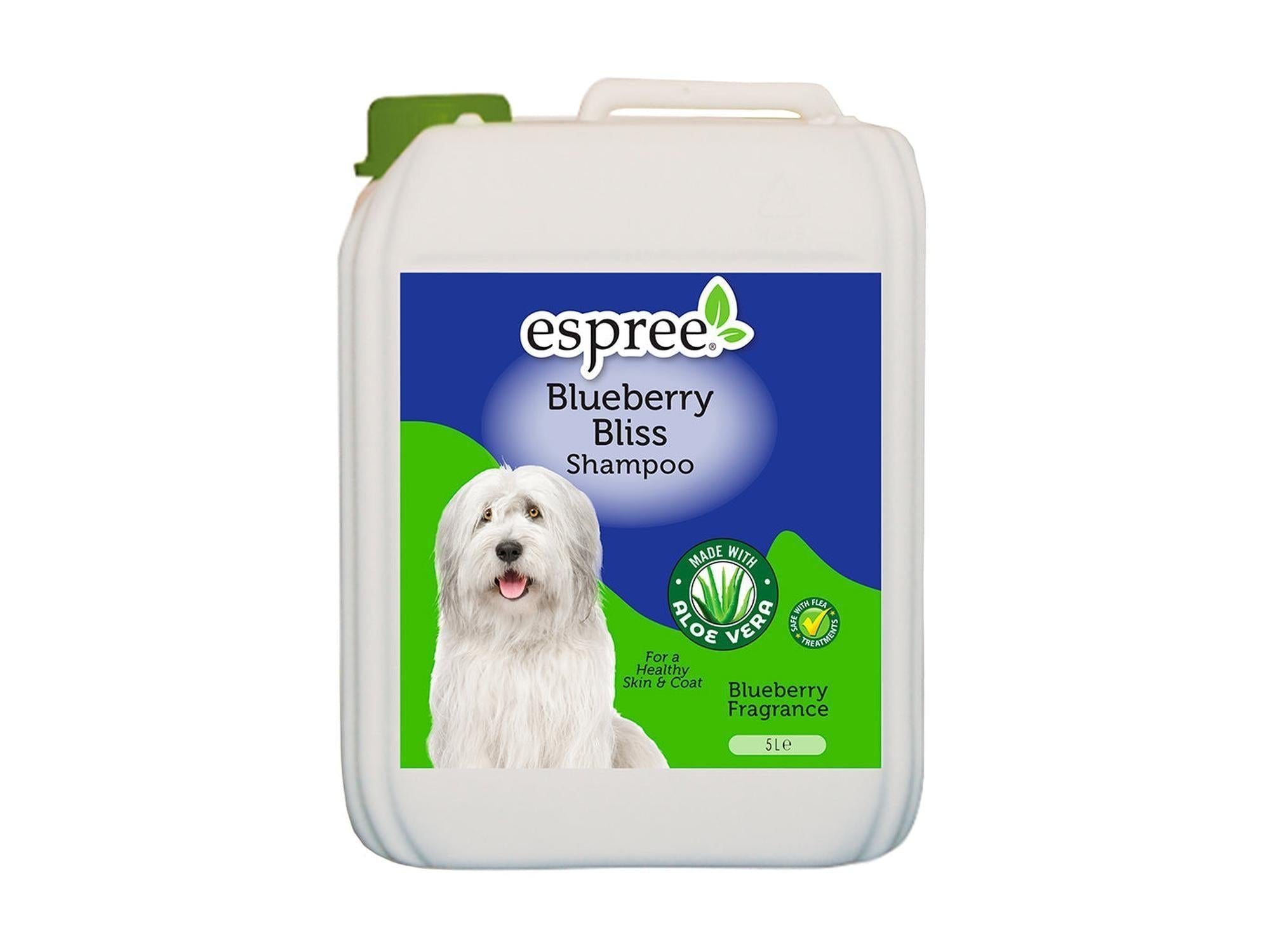 Hvit 5L Espree Blueberry Bliss hundesjampo med blå og grønn etikett og bilde av en hvit hund.