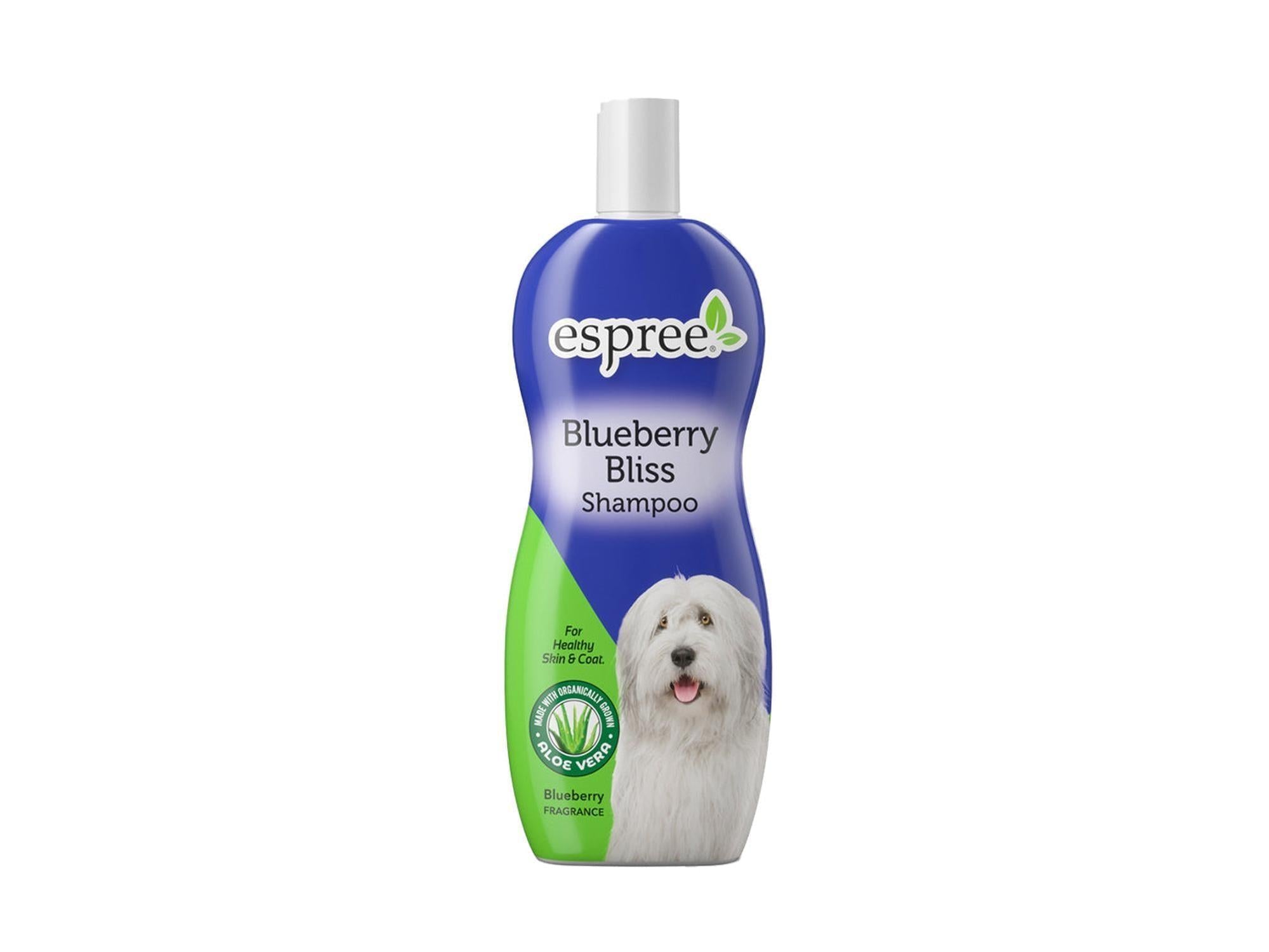 Espree Blueberry Bliss hundesjampo i en blå og grønn flaske med bilde av en hvit hund.
