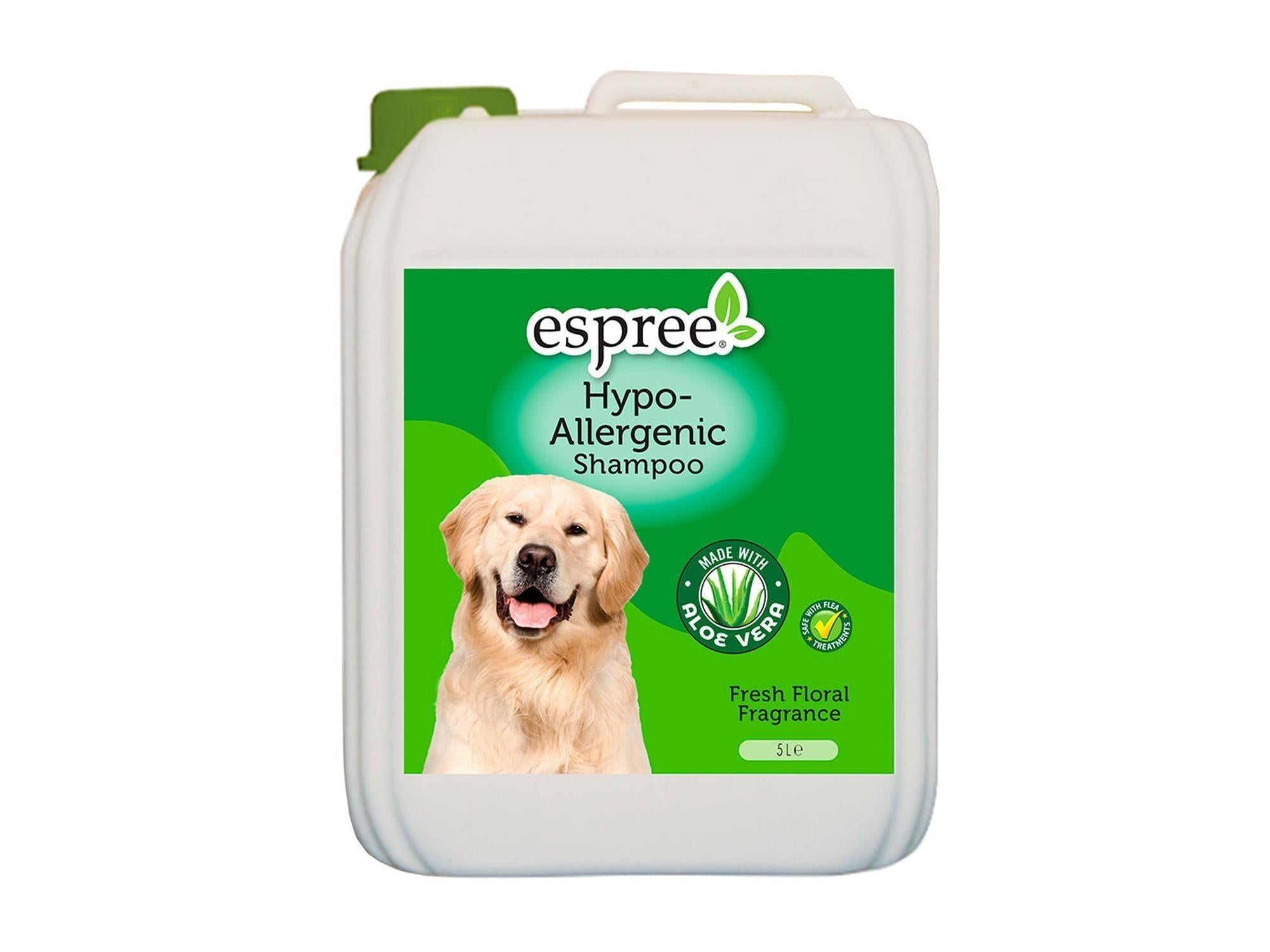 Hvit 5L Espree Hypo-Allergenic hundesjampo med grønn etikett, bilde av golden retriever og "Fresh Floral Fragrance".