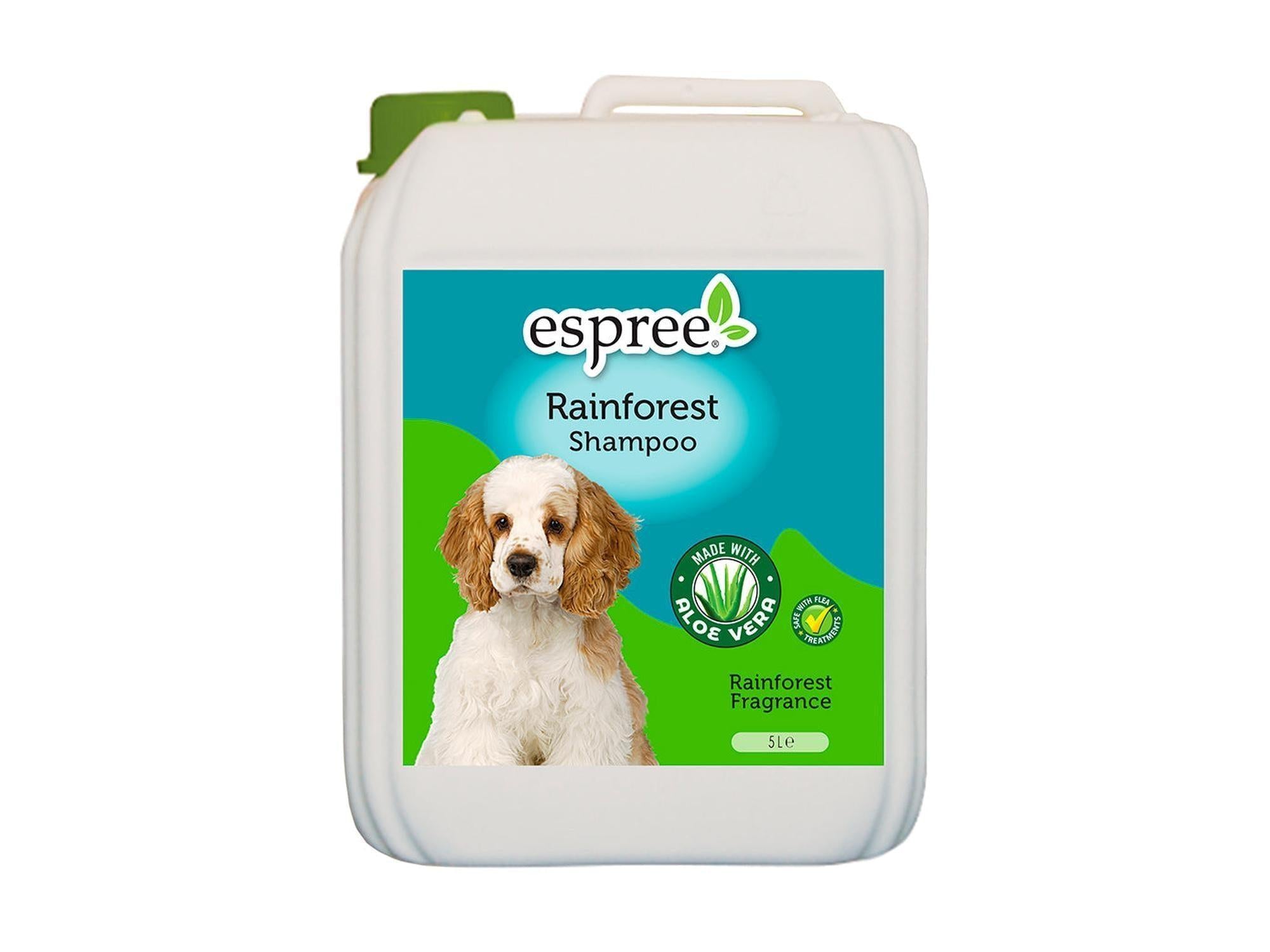 Hvit 5L Espree Rainforest hundesjampo kanne med grønn etikett og bilde av en cocker spaniel.