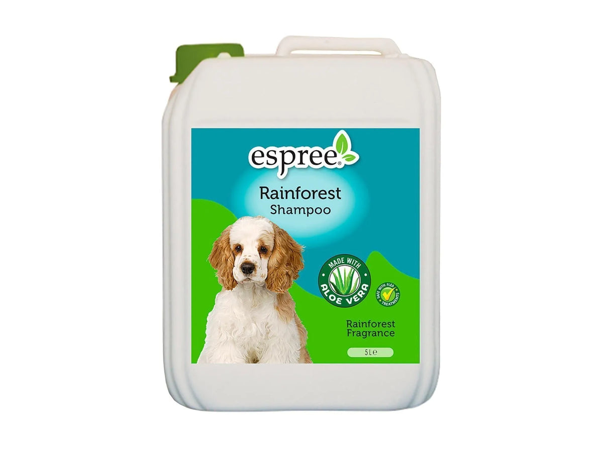 Hvit 5L Espree Rainforest hundesjampo kanne med grønn etikett og bilde av en cocker spaniel.