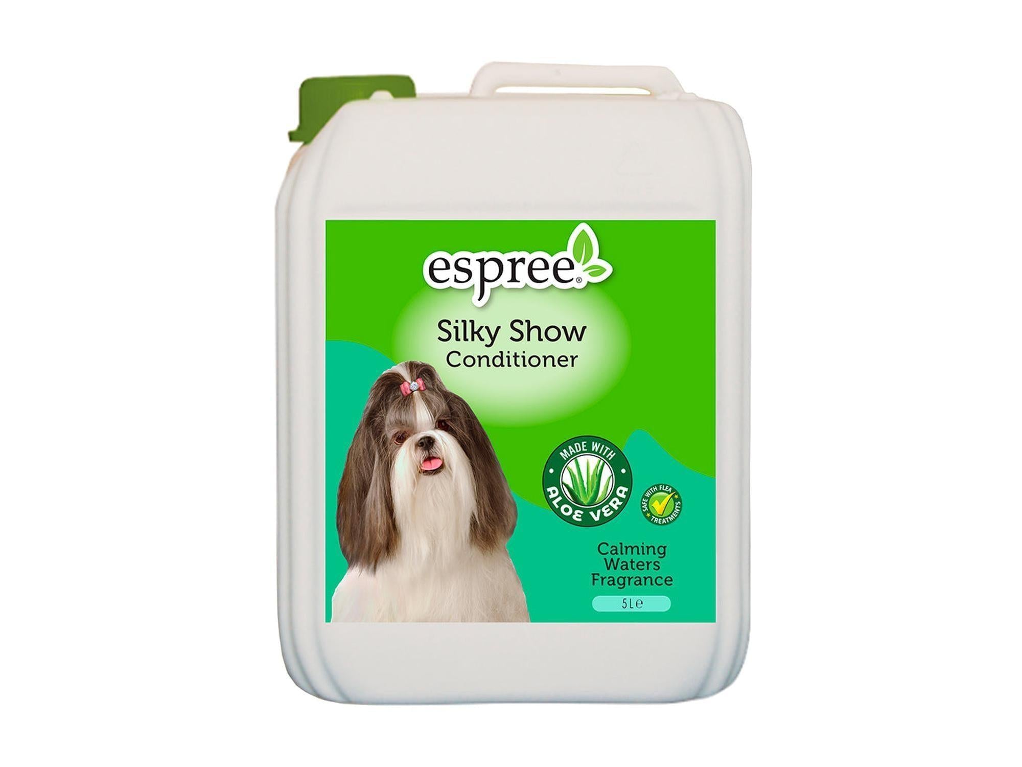 Hvit 5L Espree Silky Show hundebalsam med grønn etikett og bilde av en Shih Tzu.