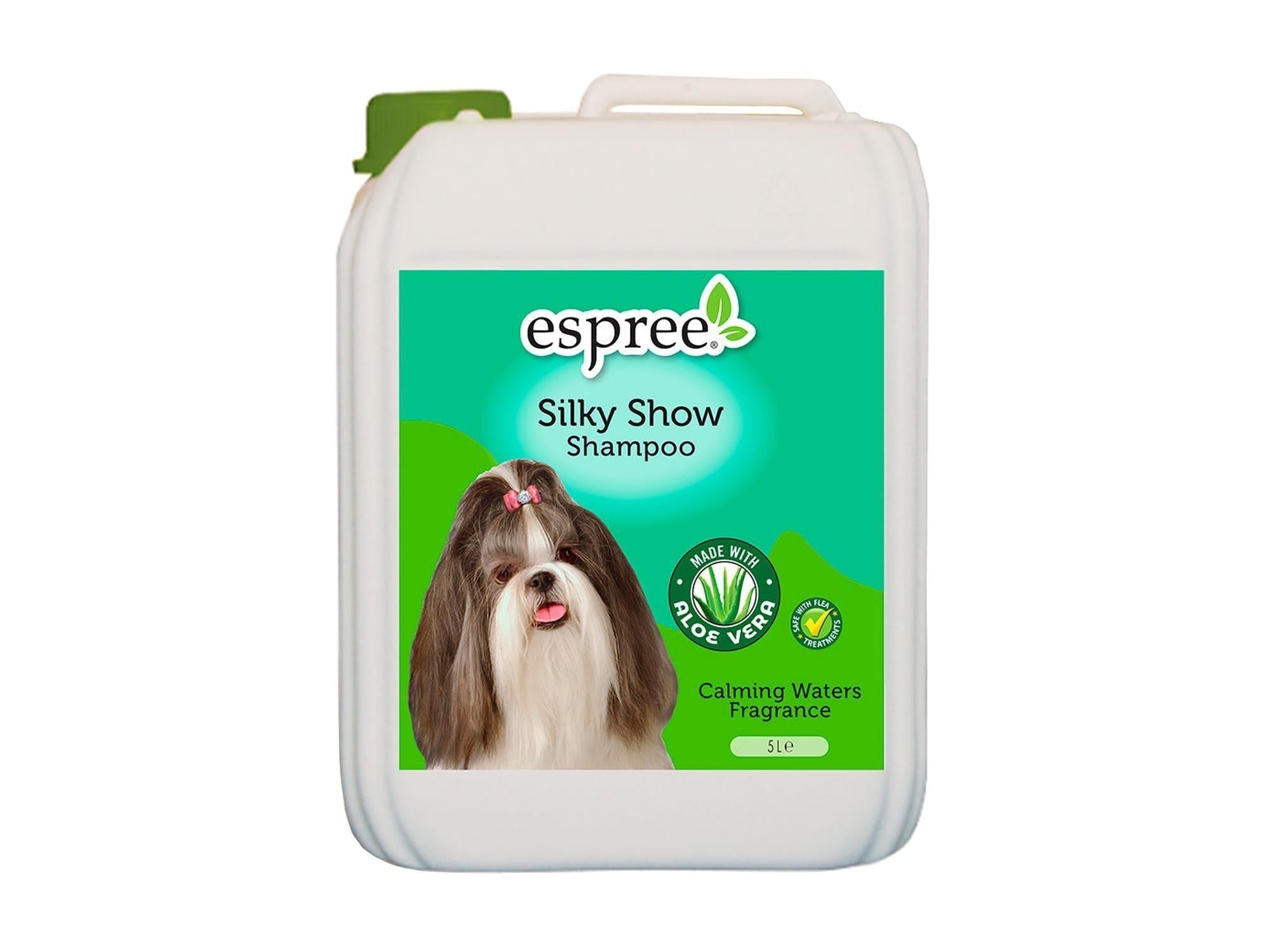 Stor hvit Espree Silky Show hundesjampo 5L kanne med grønn etikett og bilde av en shih tzu.