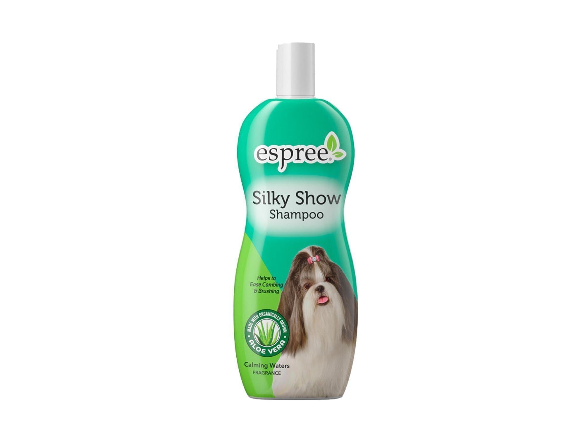 Espree Silky Show hundesjampo i en grønn, konturert flaske med hvit kork og bilde av en hund.