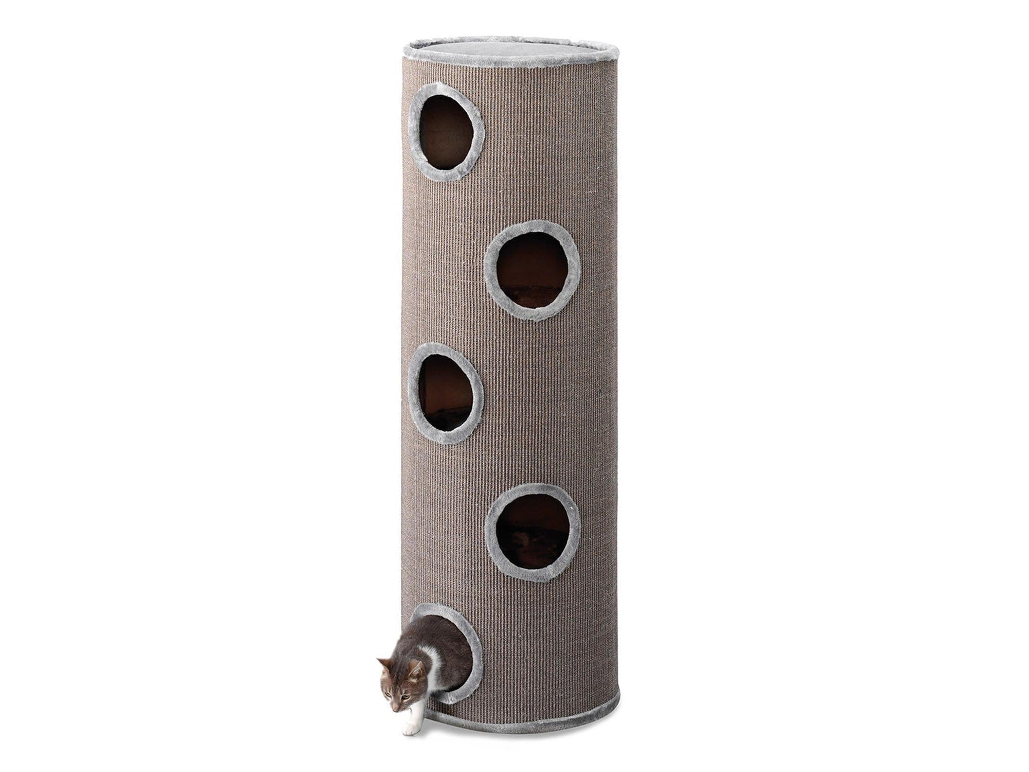 Lysegrå Extreme 150 Cat Tower med sisaloverflate, flere huler, og en katt som titter ut.
