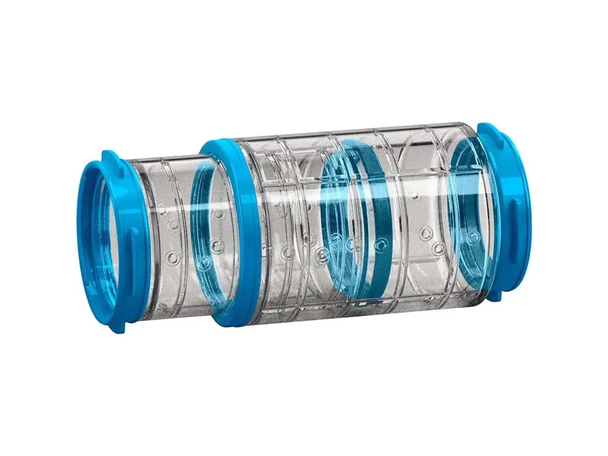 Transparent Ferplast FPI 4816 teleskoprør med blå endestykker og ventilasjonshull for hamsterbur.