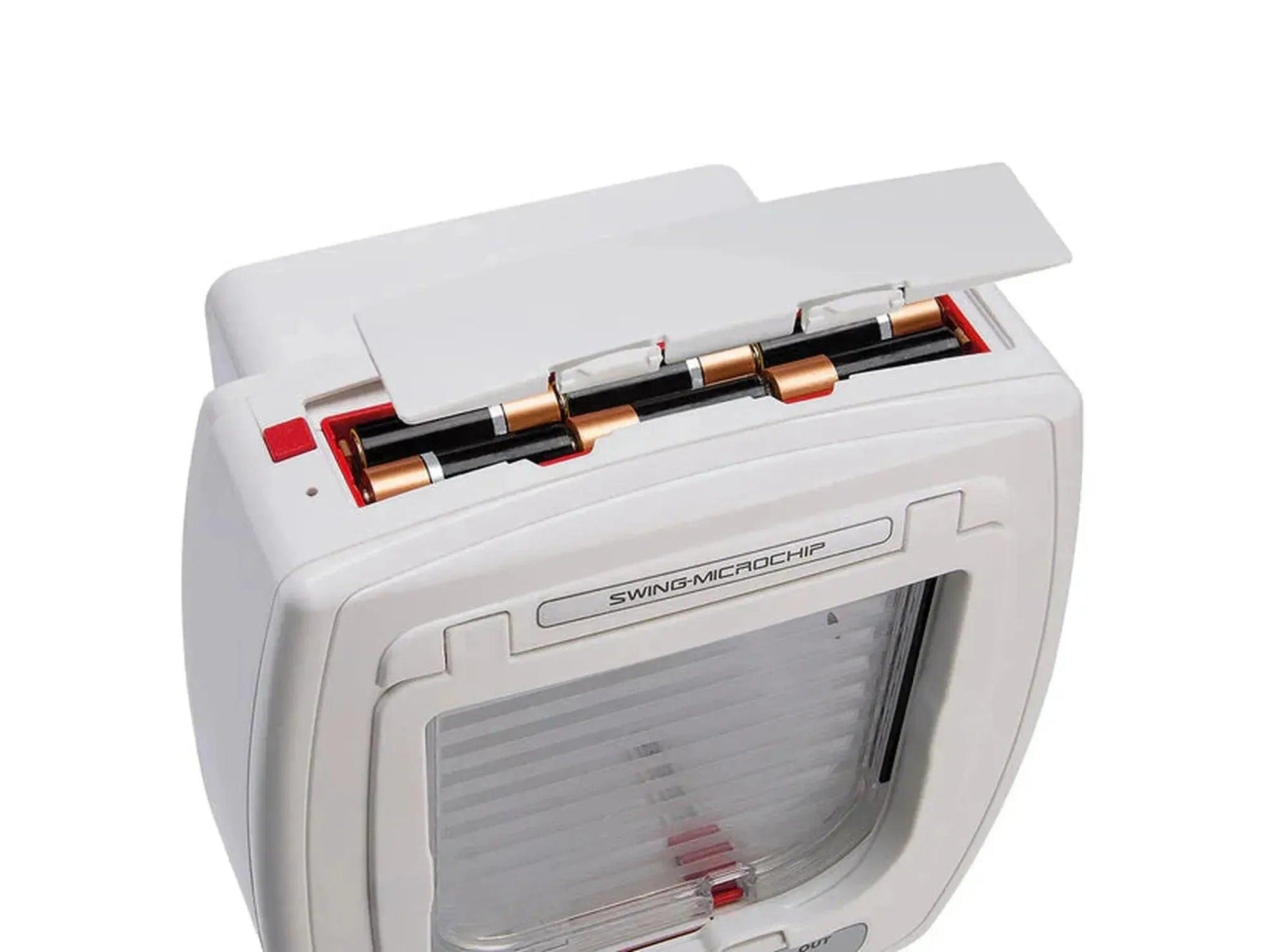 Hvit Ferplast Swing Microchip katteluke med åpent batterirom som viser fire AA-batterier.