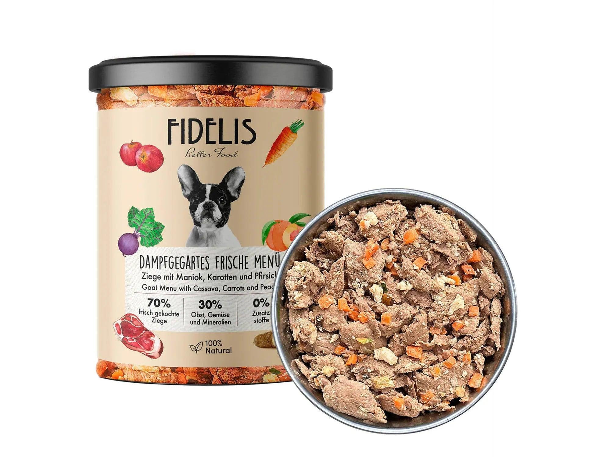 Fidelis Fresh Menu Geit med Maniok våtfôr i glass, med en skål full av kjøtt og grønnsaker.