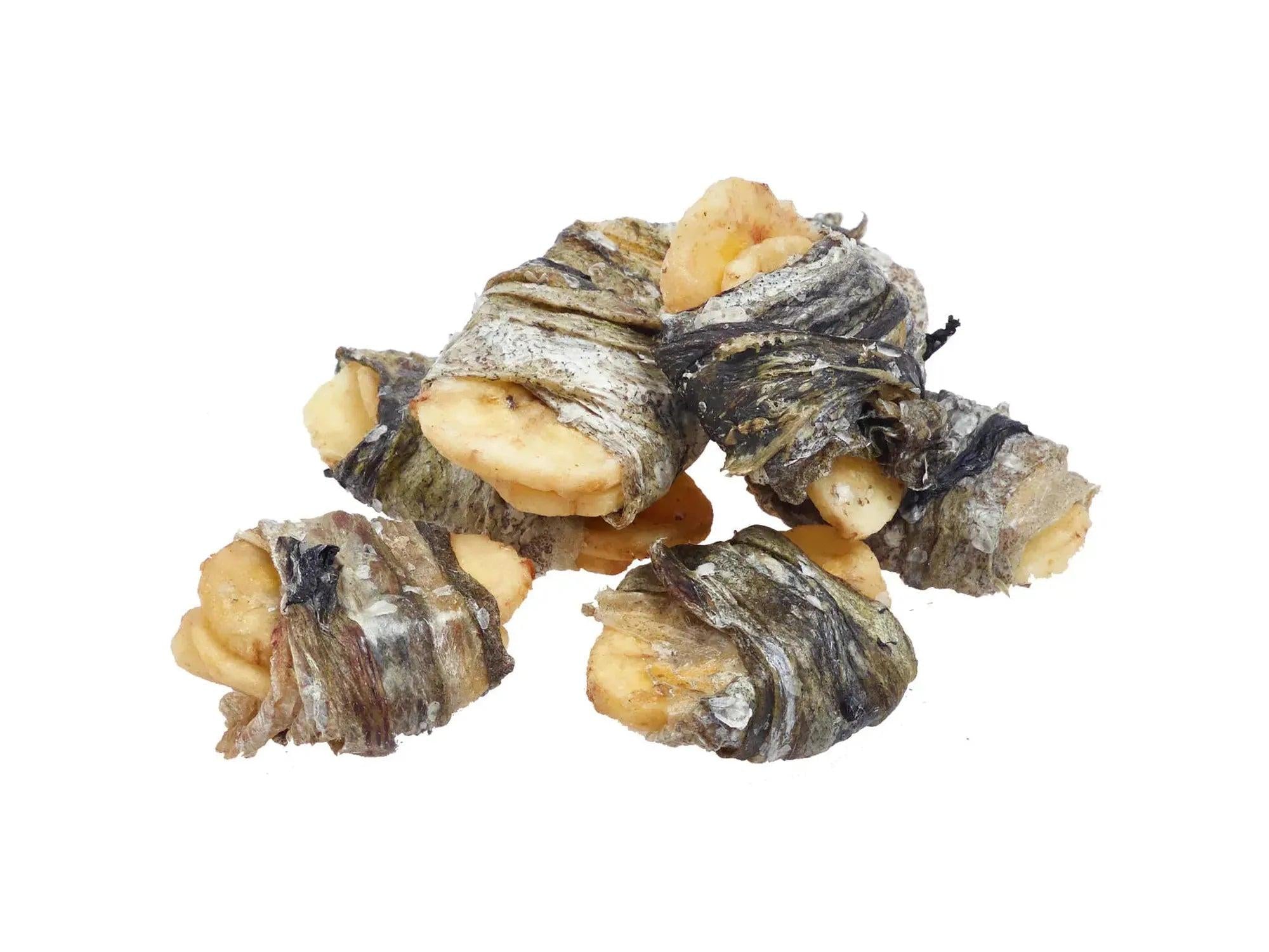 Fish4Dogs Banana Fish Wraps: tørket fiskeskinn surret rundt gule bananskiver.