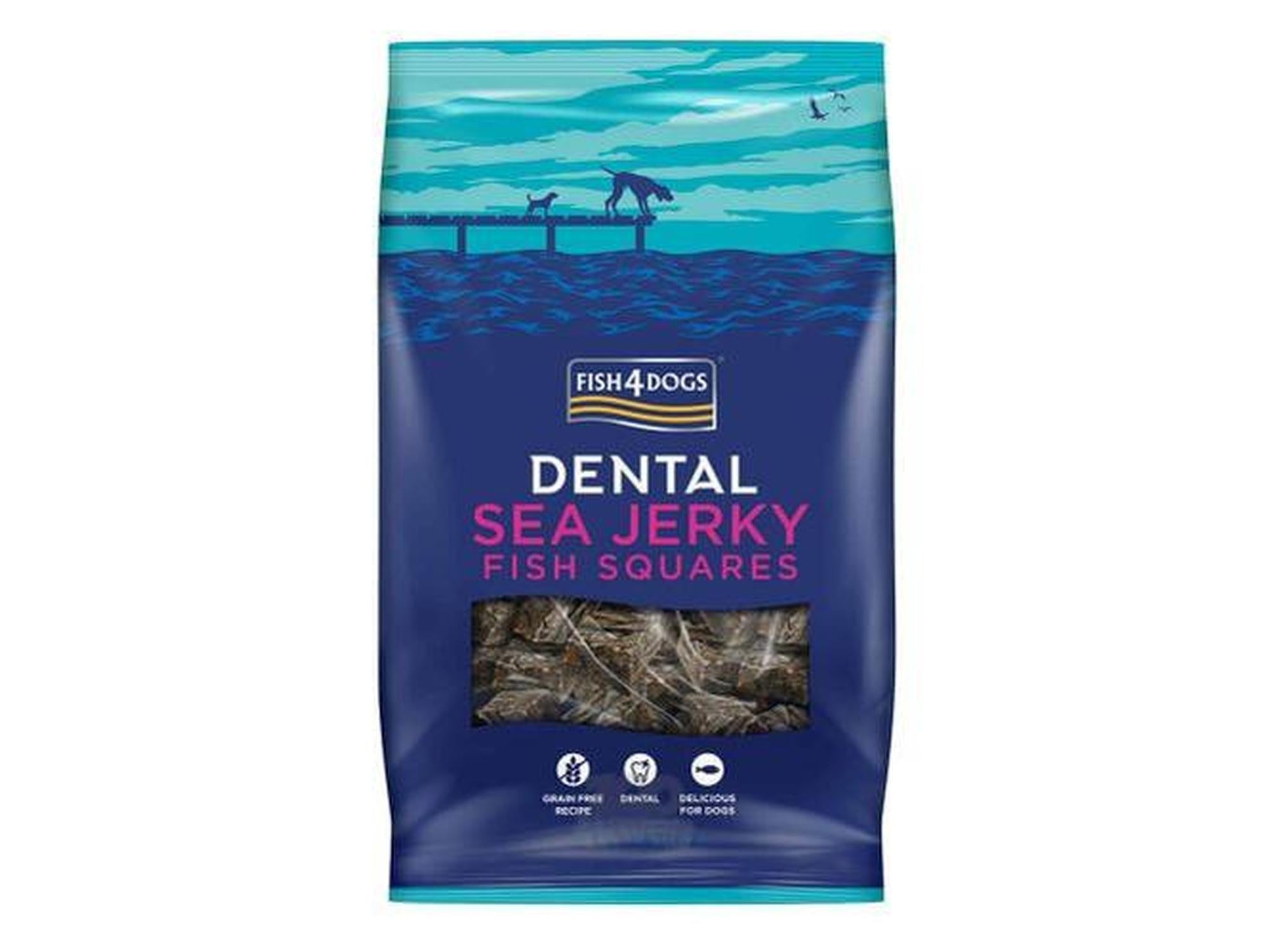 Fish4Dogs Dental Sea Jerky Fish Squares hundegodbiter i blå pose med fiskeskinnbiter.