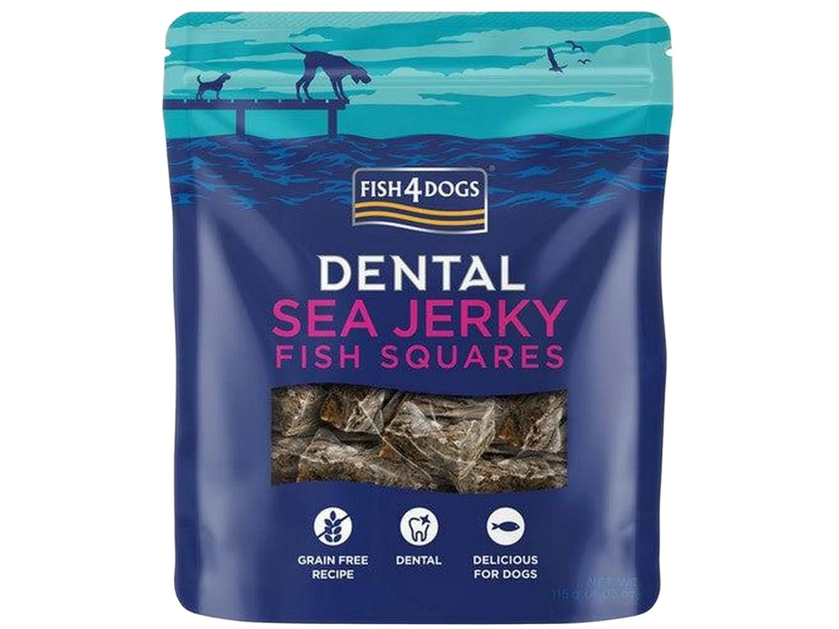 Fish4Dogs Dental Sea Jerky Fish Squares i blå pose med fiskeskinnbiter.