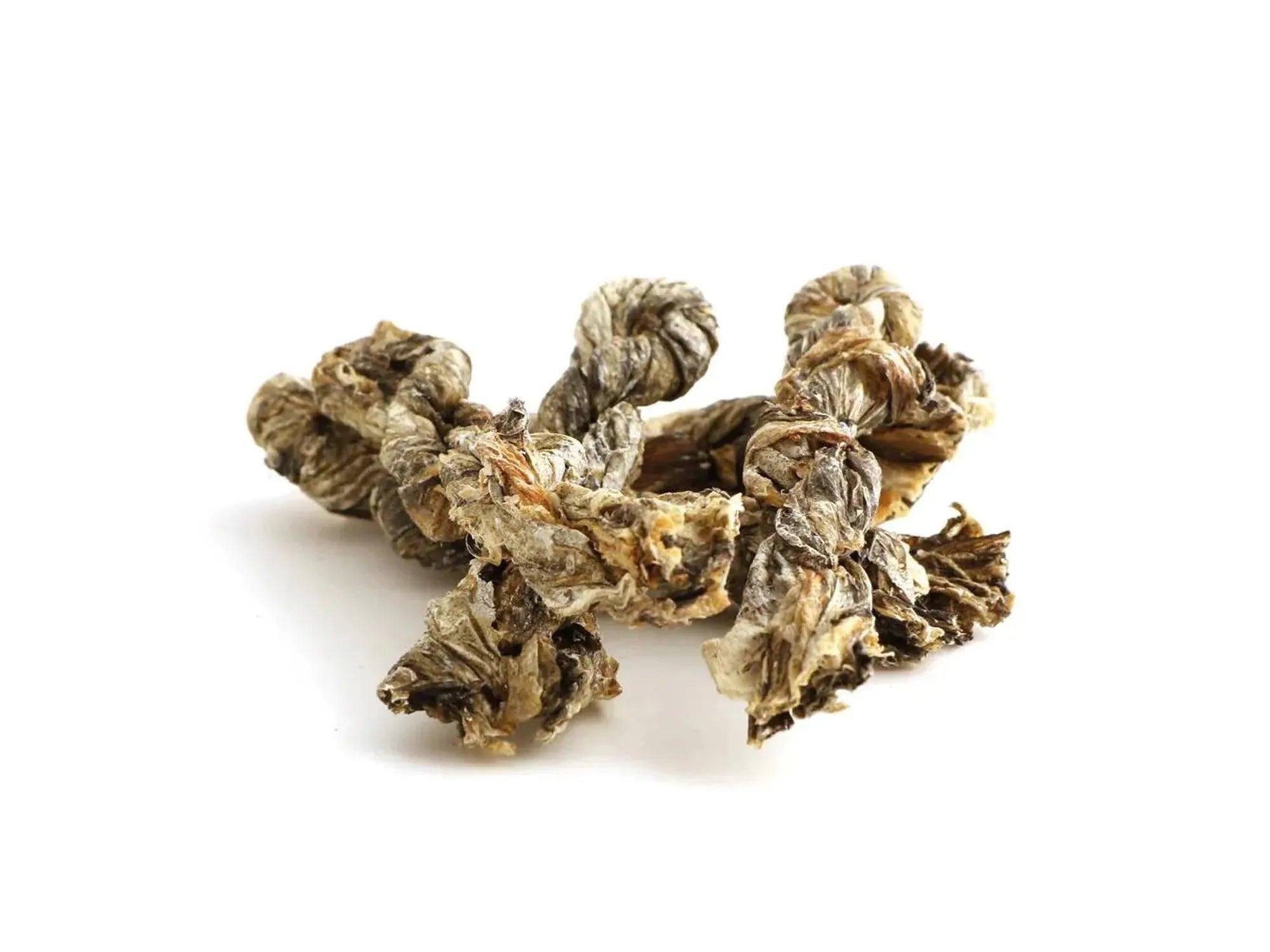 Fish4Dogs Dental Sea Jerky Fish Twists: naturlige, vridde tyggegodbiter av fiskeskinn i lysebrune nyanser.