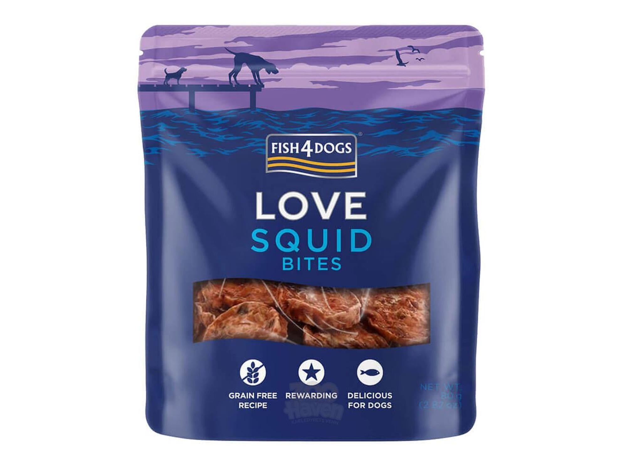 Lilla og blå pose Fish4Dogs Love Squid Bites treningsgodbiter for hund, med biter synlige.