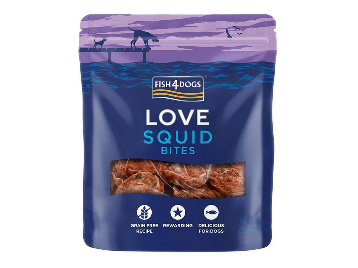 Lilla og blå pose Fish4Dogs Love Squid Bites treningsgodbiter for hund, med biter synlige.