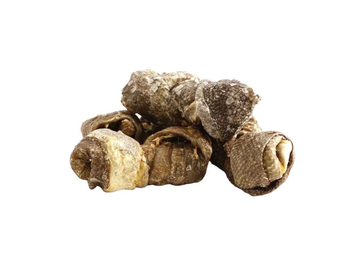 Fish4Dogs Sea Jerky Fish Knots, en haug med brune, rullede tyggeknuter av fiskeskinn.
